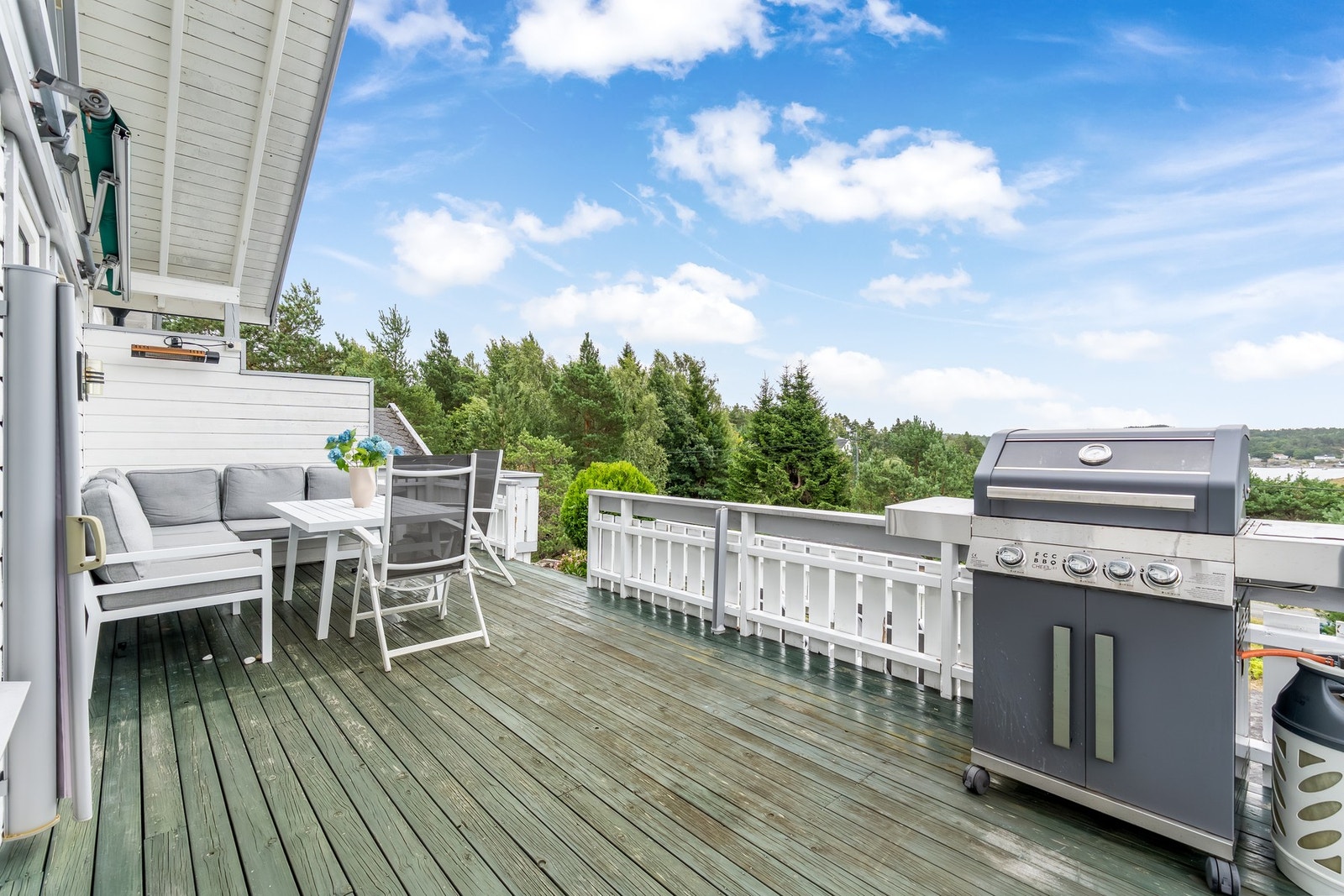 Hytta ligger i et veletablert hyttefelt med hyggelig naboskap, og området byr på flere badeplasser og enestående turmuligheter. Galleribilde