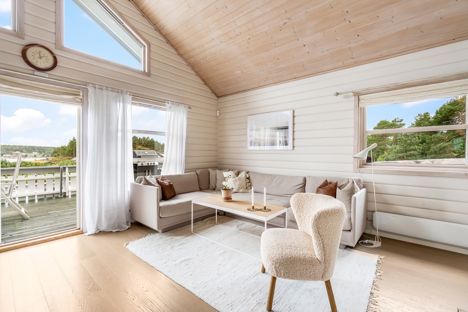 Her kan du enkelt skape både en hyggelig sofakrok og et praktisk spiseområde. Galleribilde