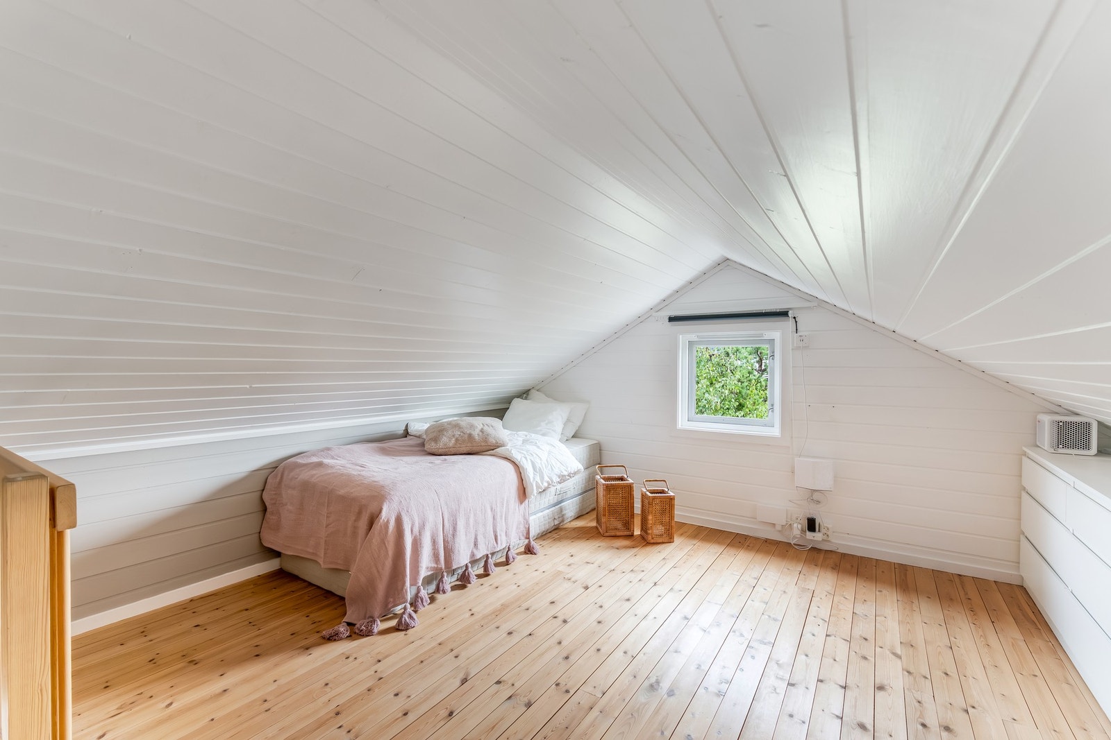 Hemsen fungerer som en ekstra soveplass og har begrenset takhøyde, men er godt egnet for madrasser eller lav sengeløsning. Galleribilde