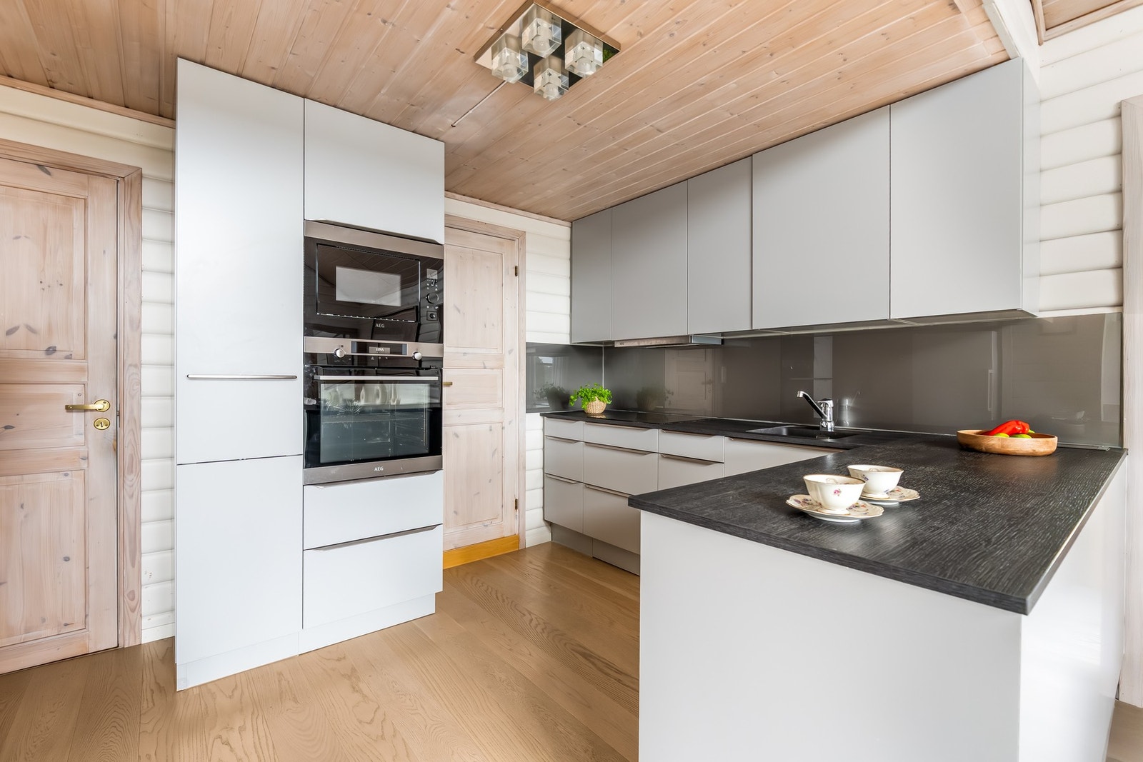 Kjøkkenet er praktisk innredet med folierte skrog og glatte fronter. Galleribilde