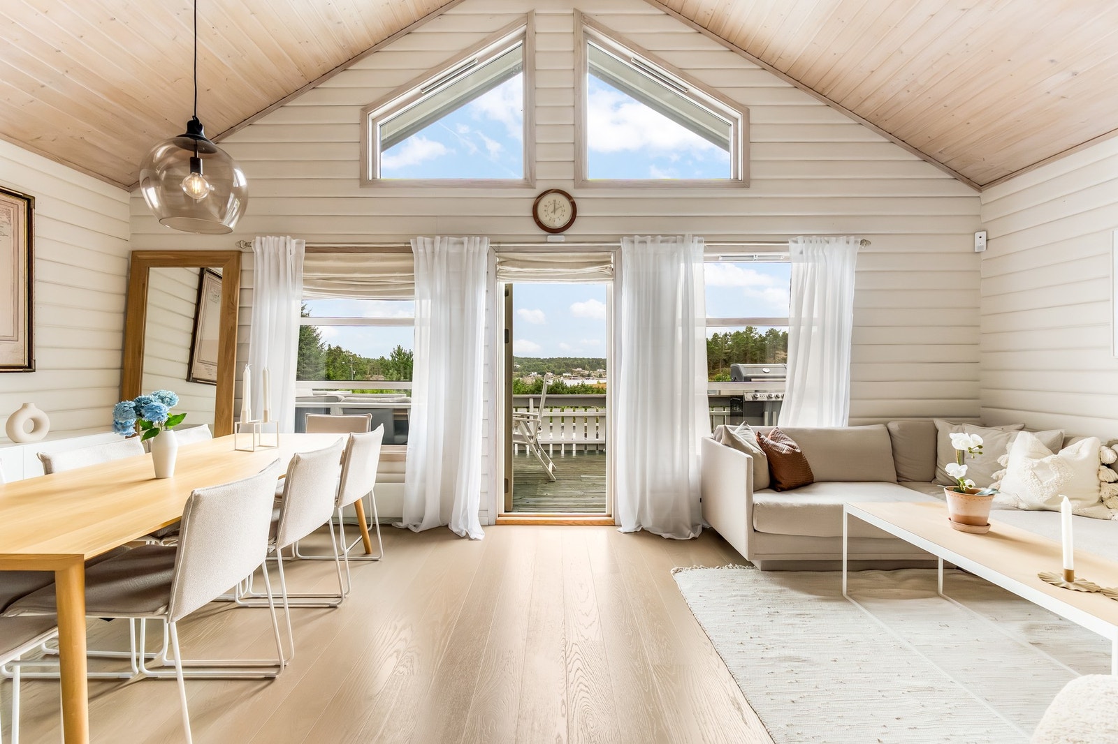 Store vindusflater slipper inn godt med dagslys, noe som gjør det enkelt å bruke rommet til både avslapning og aktiviteter. Galleribilde