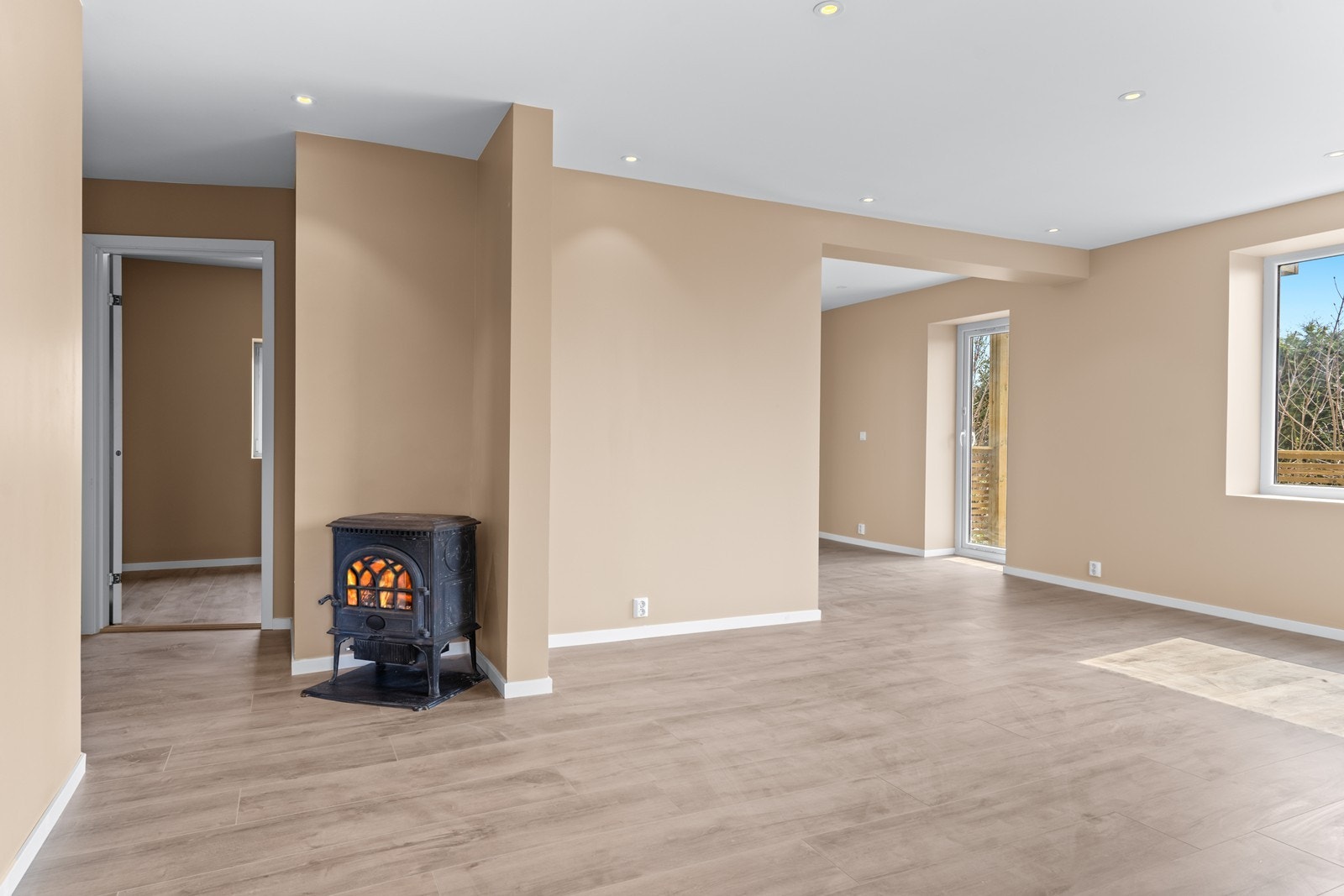 Stue med vedovn Galleribilde