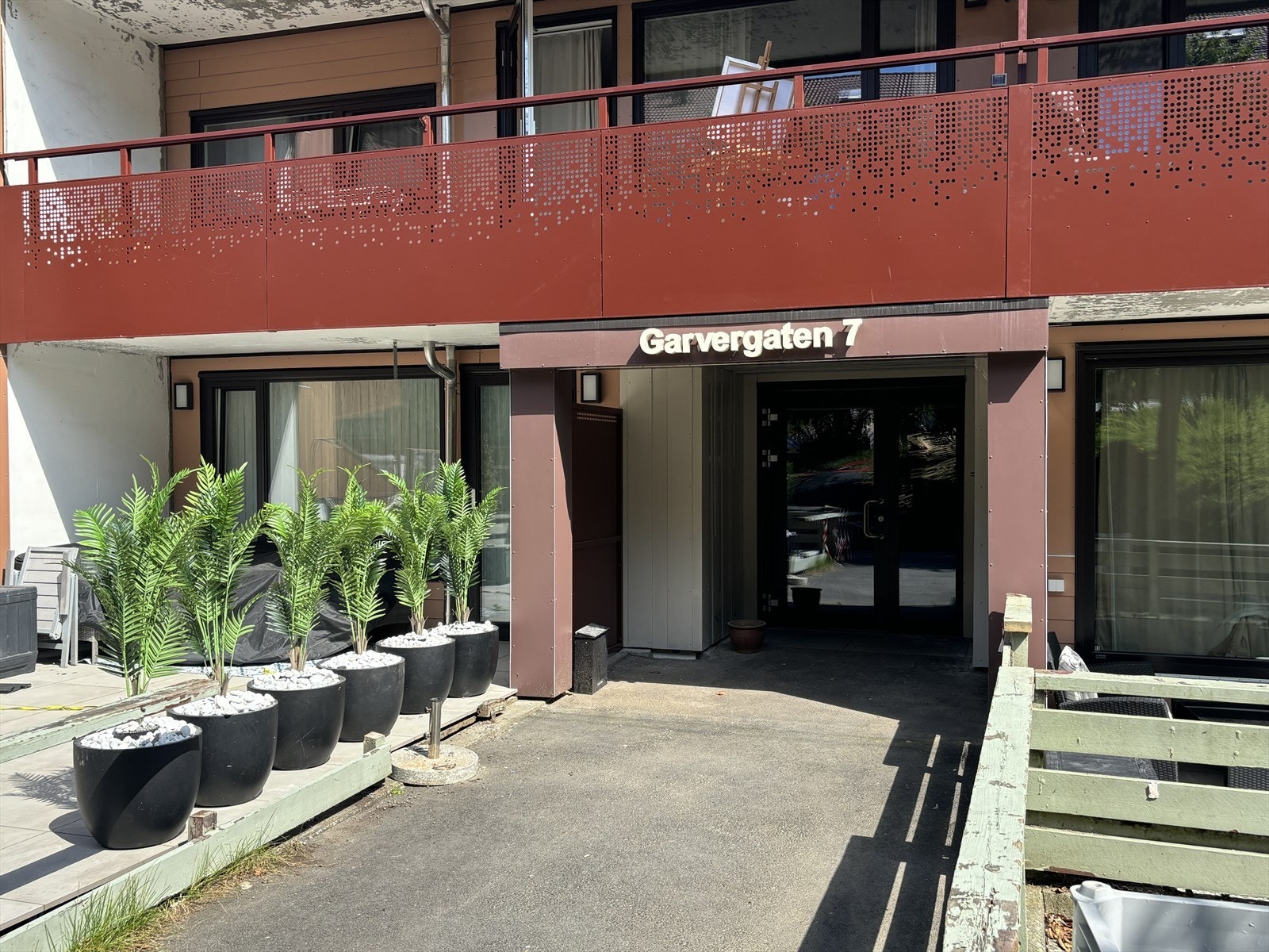 Nylig renovert inngangsparti. Felles oppgang er også pusset opp. Hovedinngang er ny, samt ny dører til leilighetene. Galleribilde