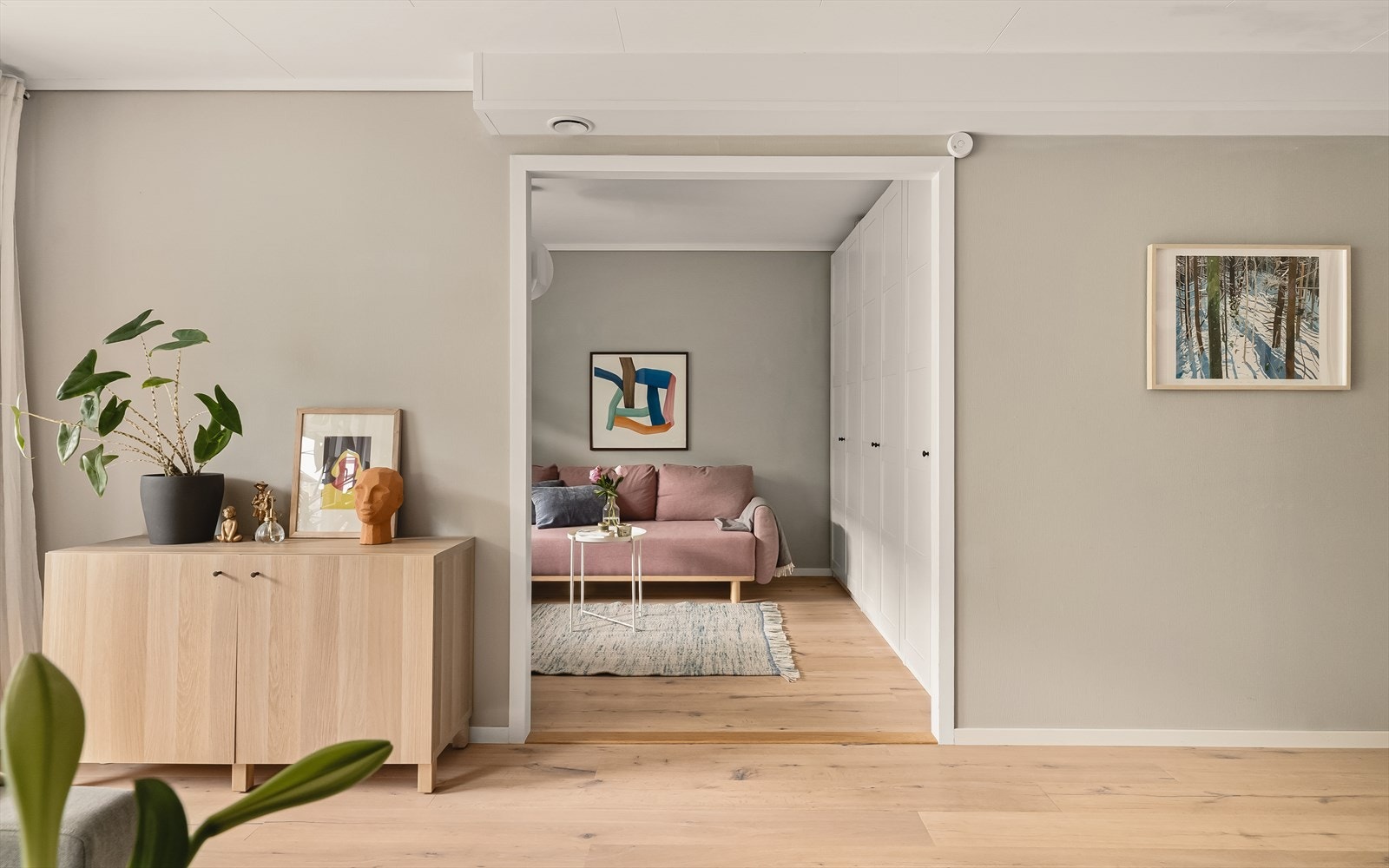 Ett av soverommene kan fint benyttes som TV stue/kontor ved behov. Galleribilde