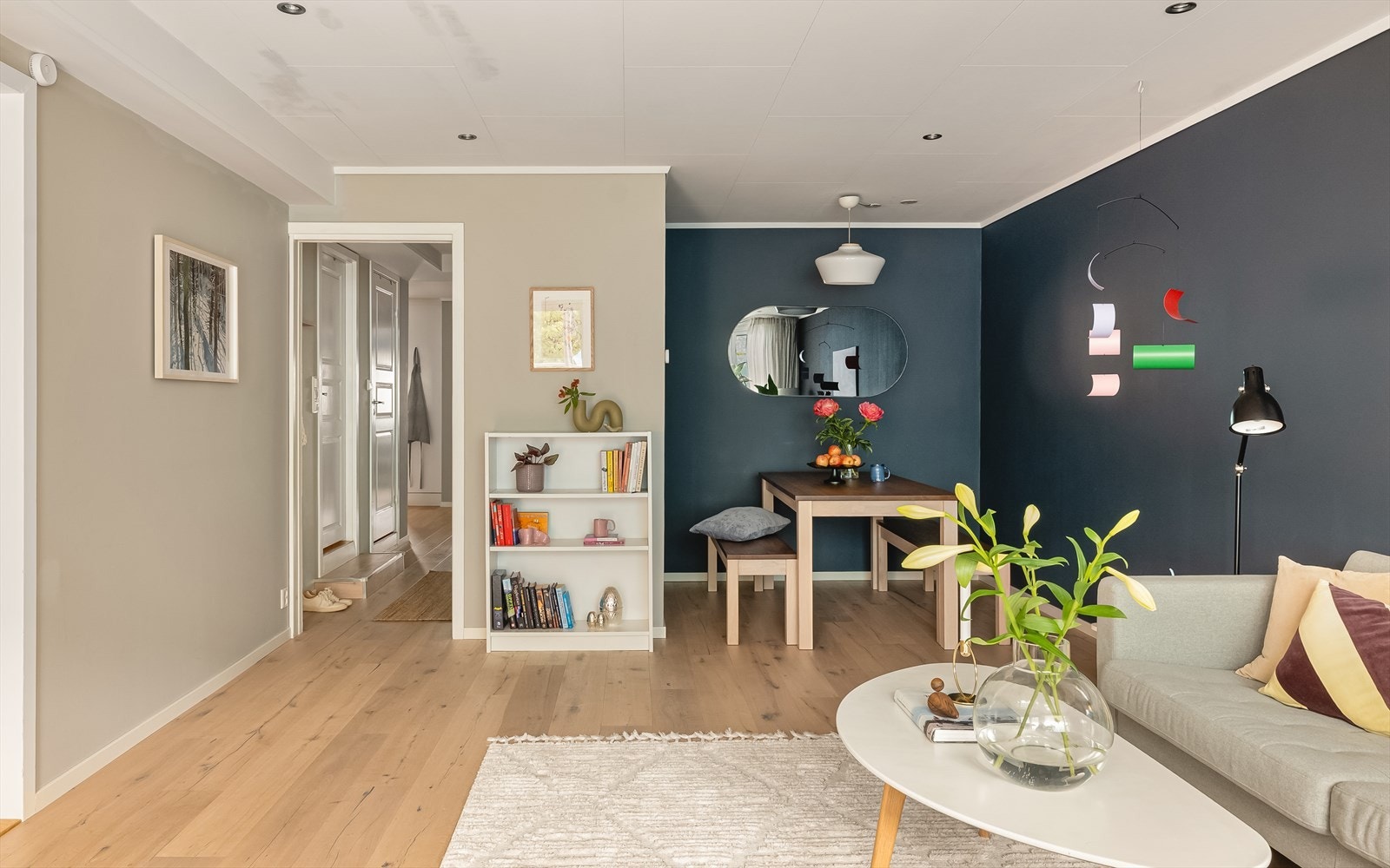 I stuen er det god plass til både en stor sofagruppe og egen sone for spisebord. Galleribilde