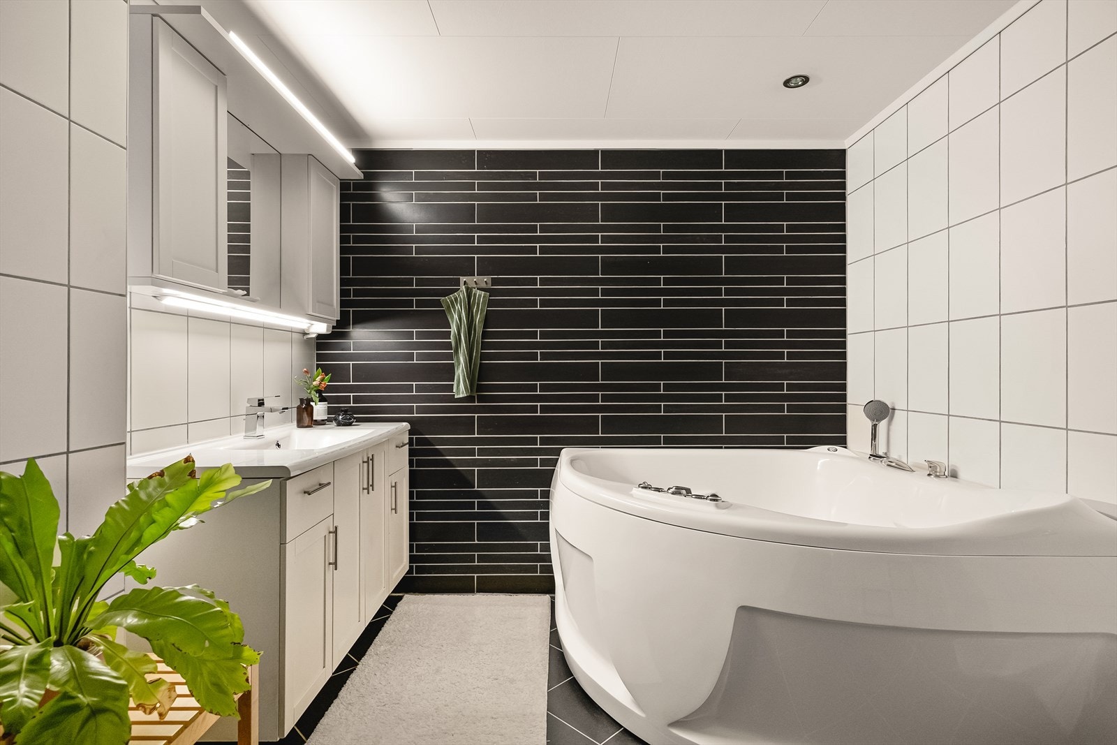 Helfliset bad på 8 kvm, som inneholder boblebadekar og dusjssone. Galleribilde