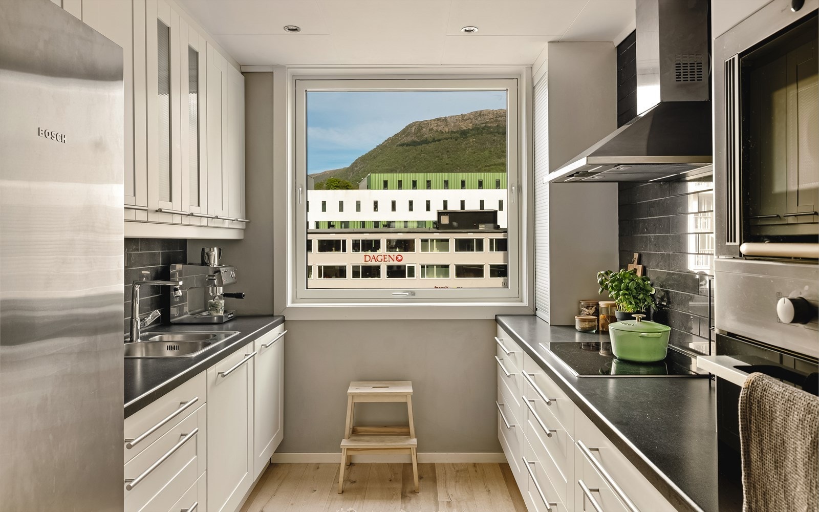 Kjøkkeninnredningen er levert av IKEA, og var ny i 2005/2006. Galleribilde