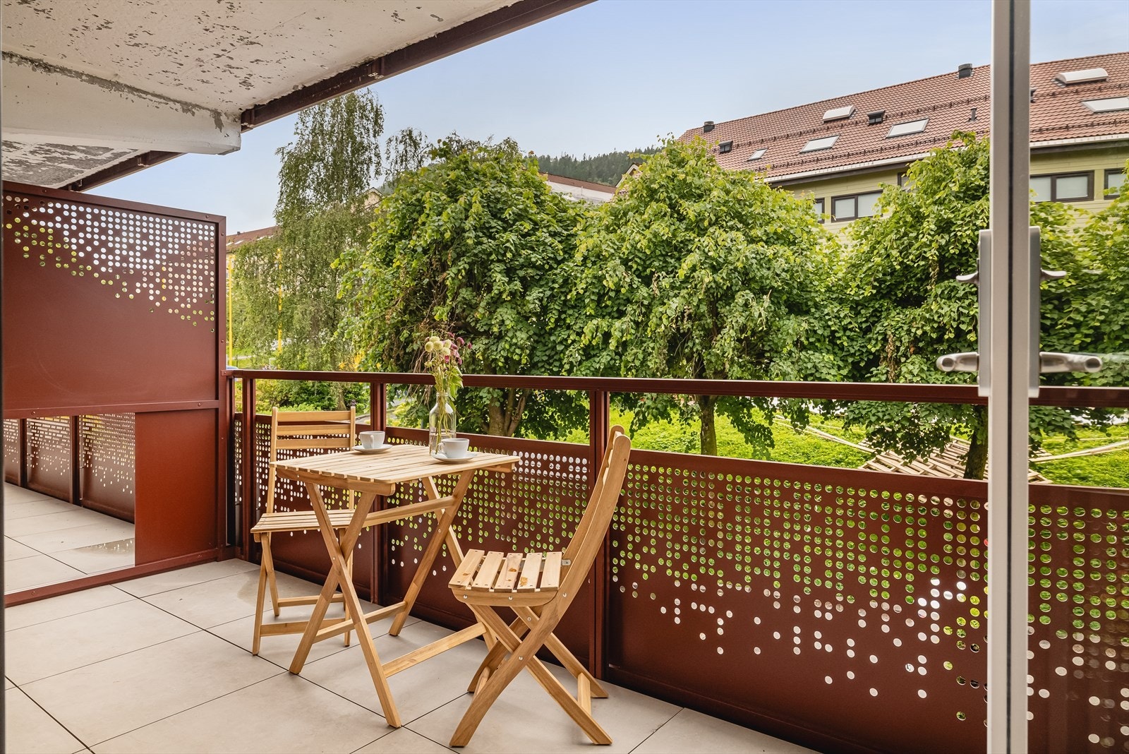 Fra stuen er det utgang til vestvendt altan på ca. 13 kvm. Altanen er nettopp renovert med nytt rekkverk og gulvfliser. Galleribilde