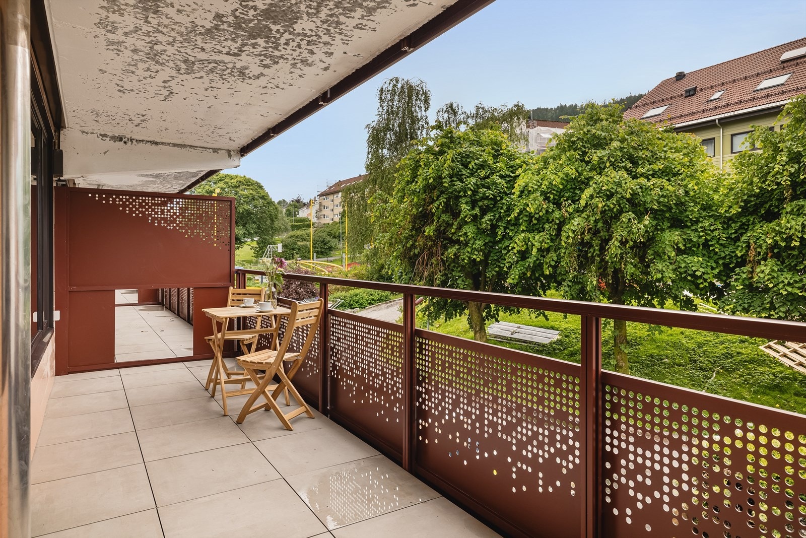 Altanen er vestvendt og vendt mot borettslagets rolige og bilfrie fellesområde. Galleribilde