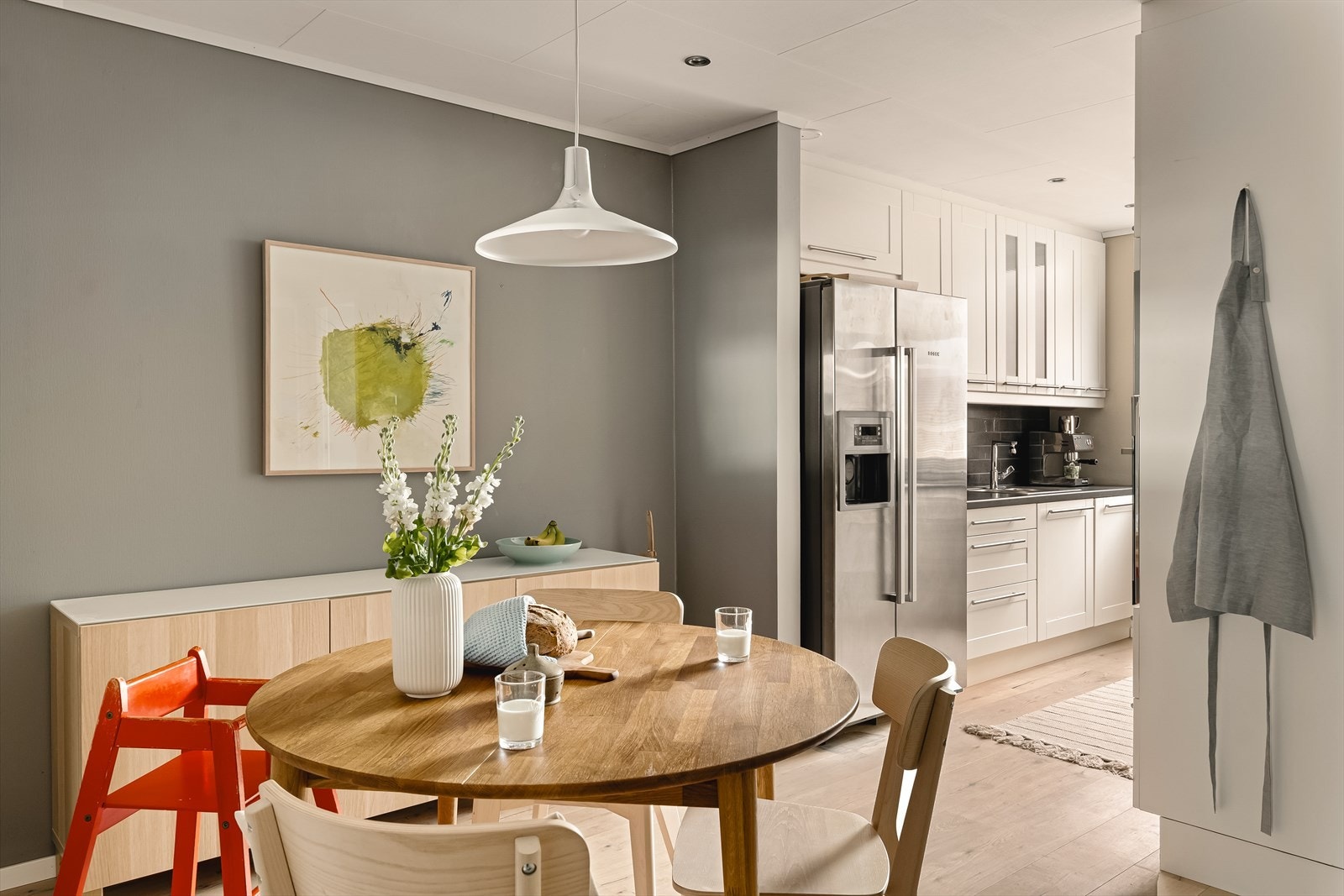 Leiligheten har en stor kjøkken/spisestue som totalt måler 18,4 kvm. Galleribilde