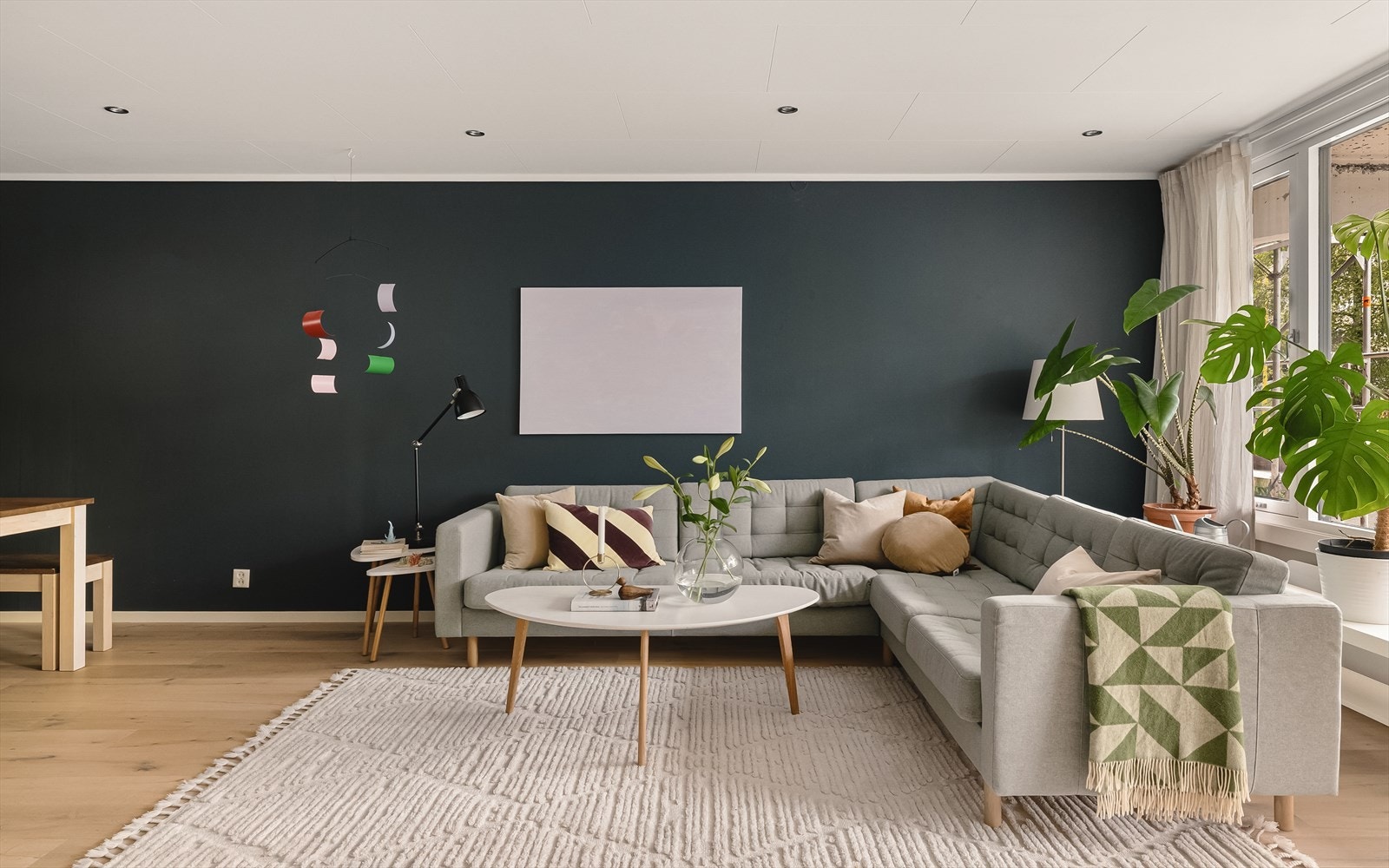 Leiligheten er belyst med spotter i himling. Galleribilde