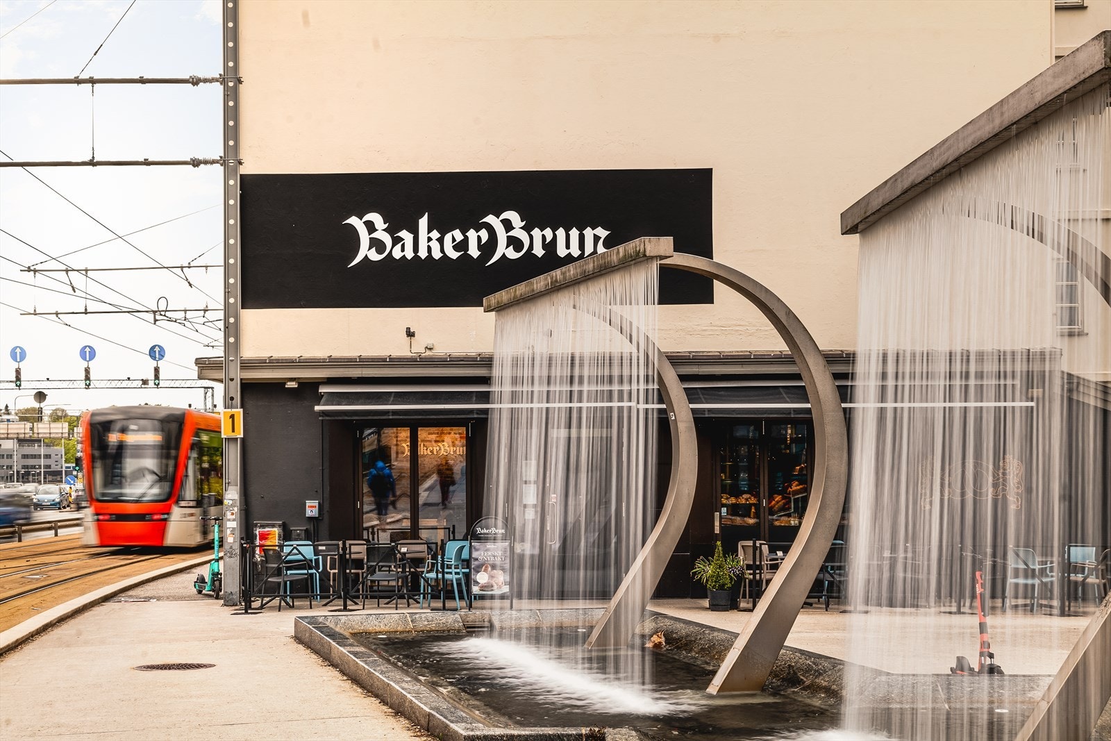 Holdeplass for Bybanen linje 1 ligger rett på andre siden av gangtunnelen, og herfra tar Bybanen deg til Byparken på bare åtte minutter. Galleribilde