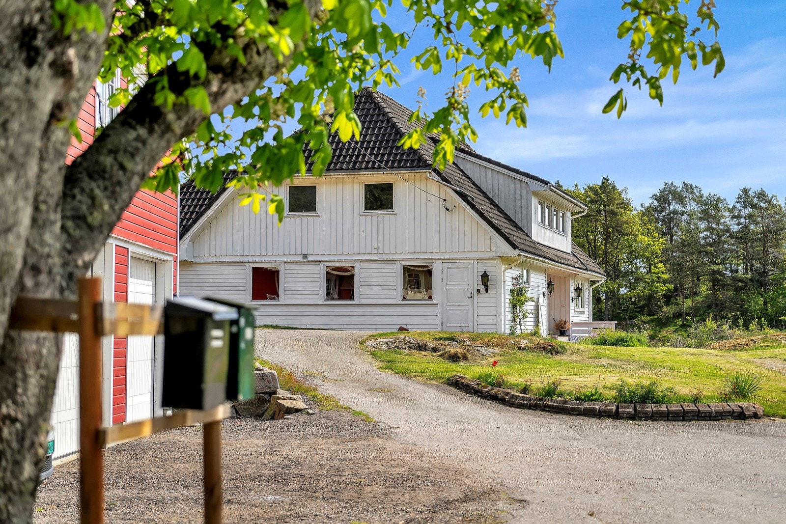 Eiendommen sett fra veien Galleribilde