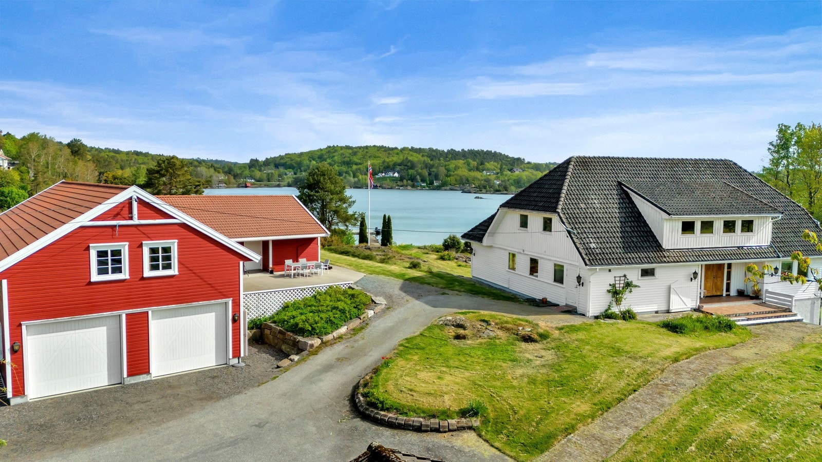 Idyllisk tun i sørlandsnatur Galleribilde