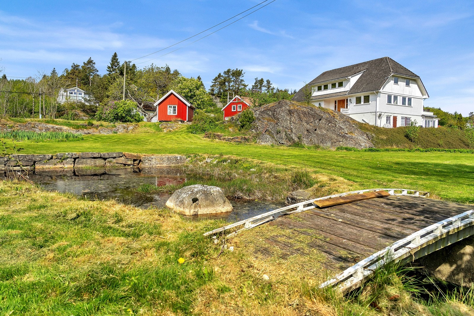 Det er en egen dam på eiendommen med en bekk som renner gjennom tomten. Galleribilde