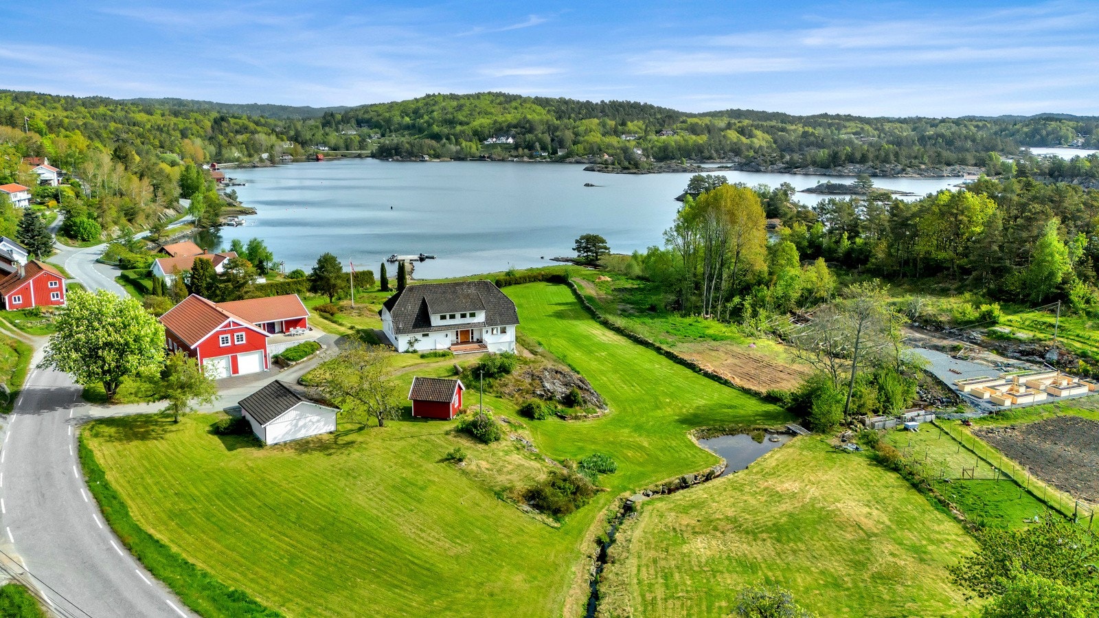 Idyllisk beliggende ved Vesterhus i Lillesand Galleribilde