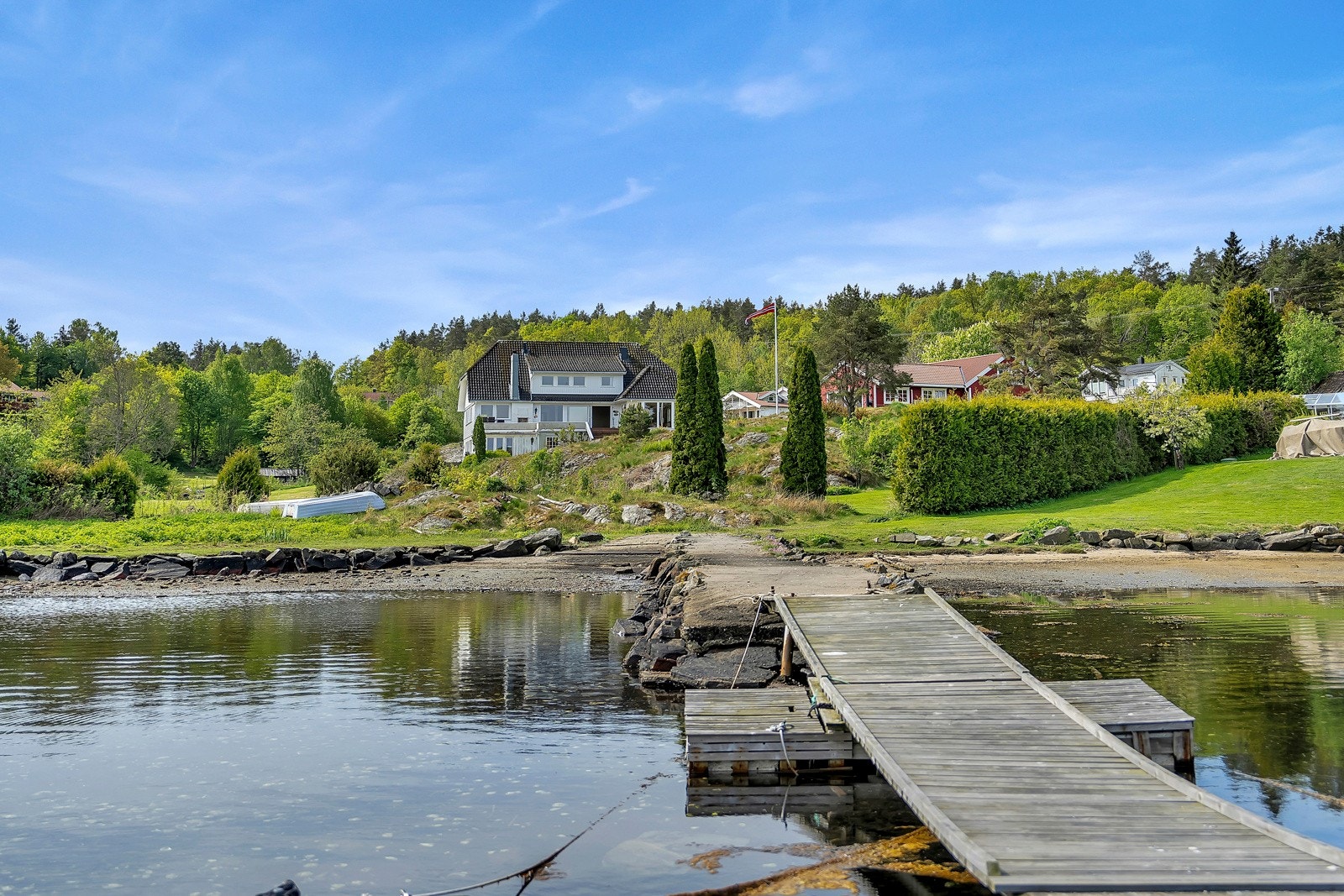 Det er rett til båtplass på flytebrygga nede ved fjorden Galleribilde