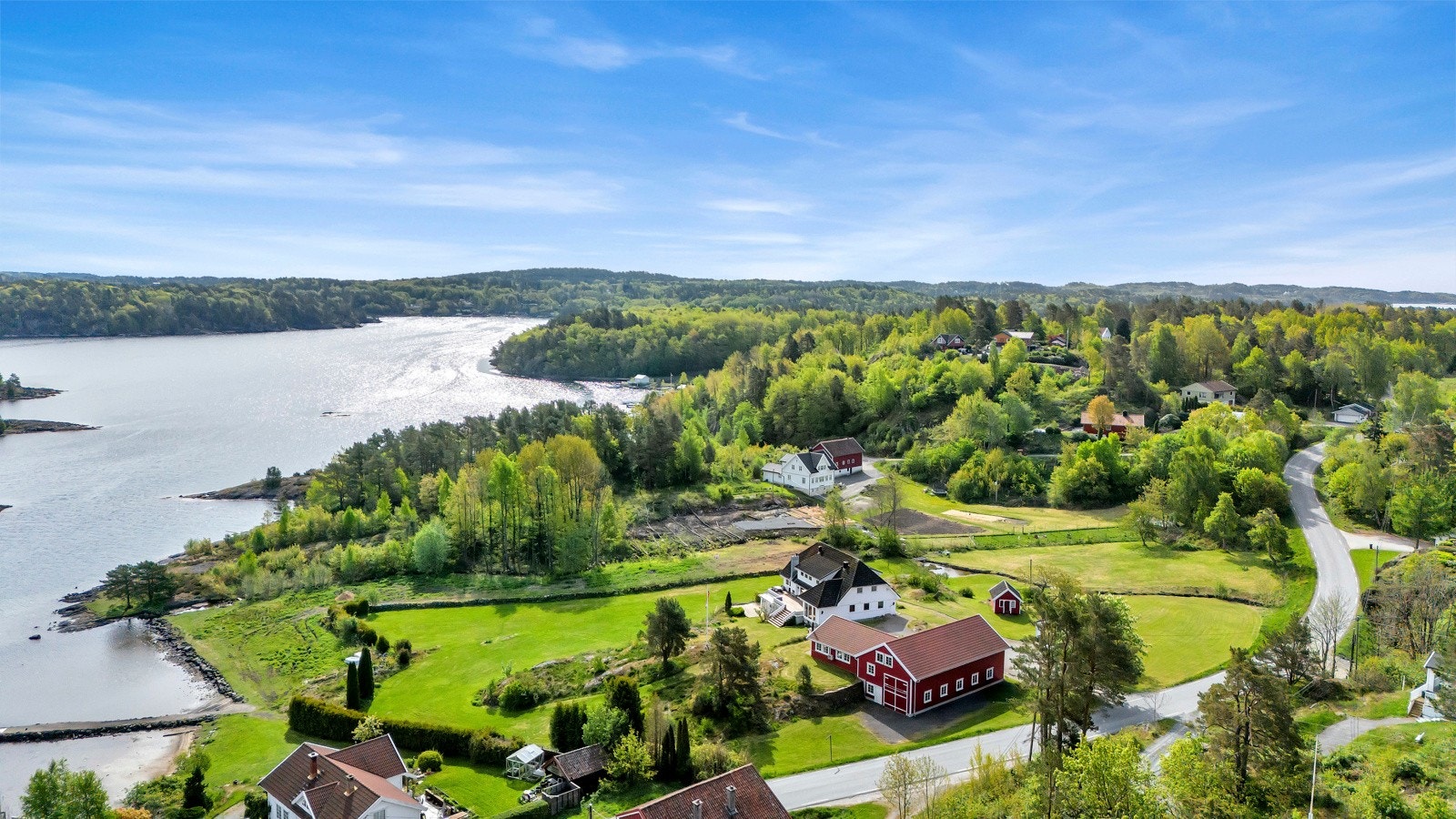 Tunet består av et herskapelig våningshus fra 1980, plassert høyt og fritt på tomten med god avstand til naboer Galleribilde