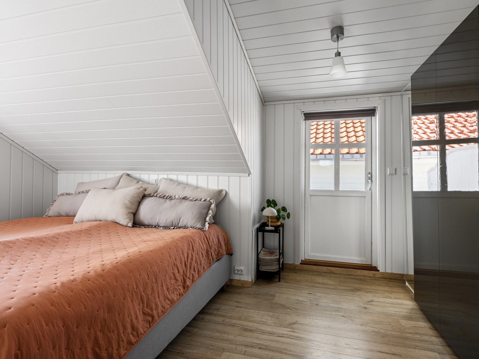 Hovedsoverom med utgang til terrasse, samt stor garderobeløsning Galleribilde