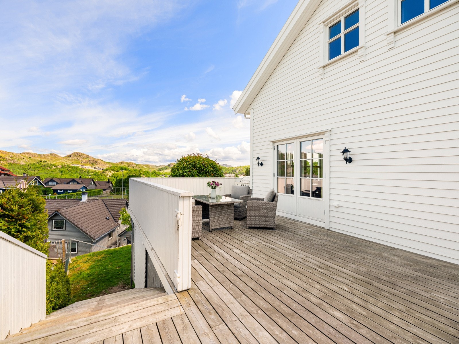 Terrasse med adkomst fra stuen via dobbelfløyet terrassedør Galleribilde