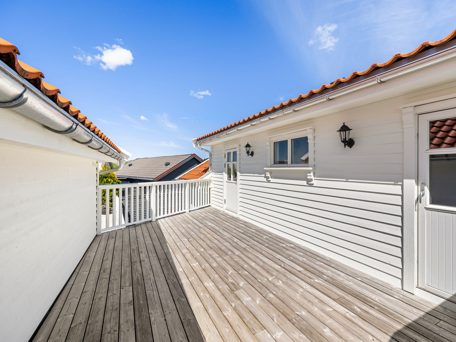 Fra terrassen mellom hus og garasje er det tilkomst fra 2 av soverommene Galleribilde