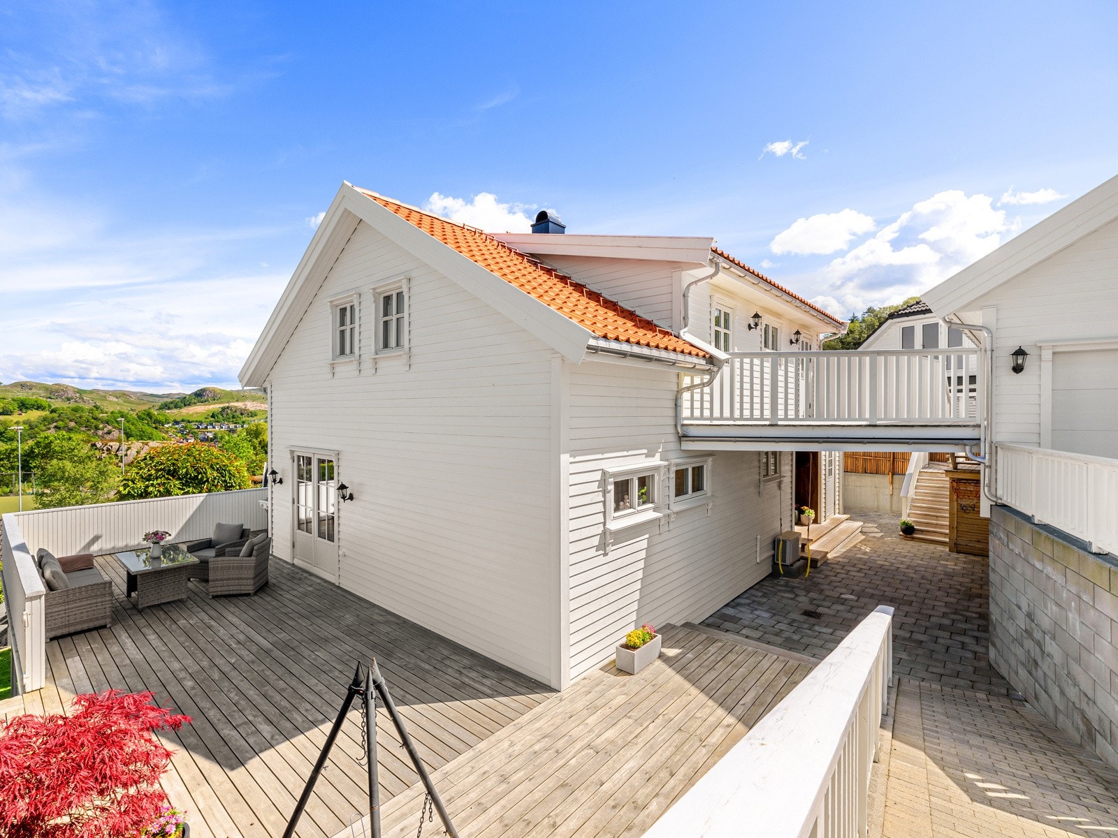 Etter takoplett og innredning av loft har eier laget en smart løsning med terrasse mellom hus og garasje Galleribilde