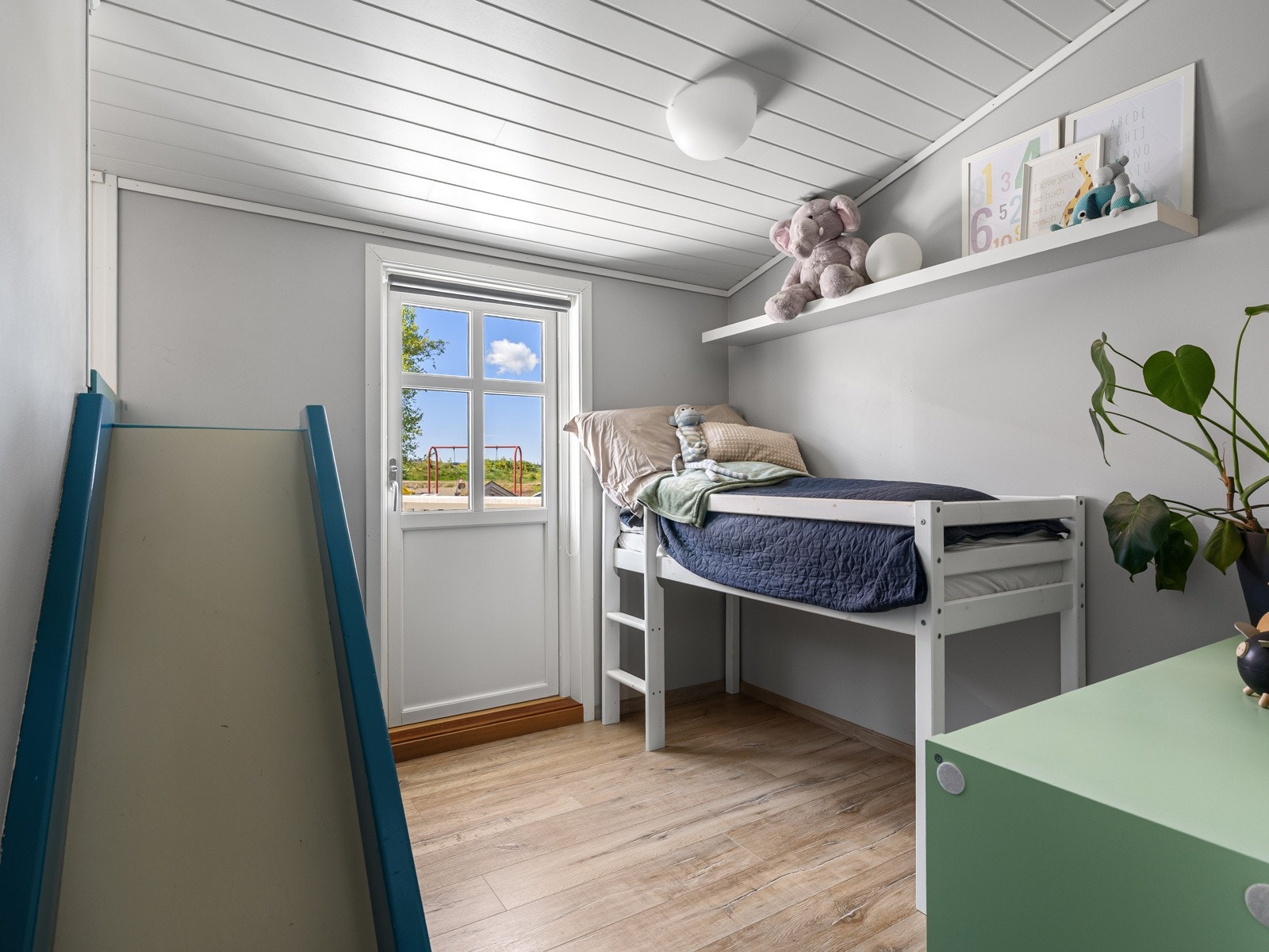Soverom med stedbygd rutsjebane Galleribilde