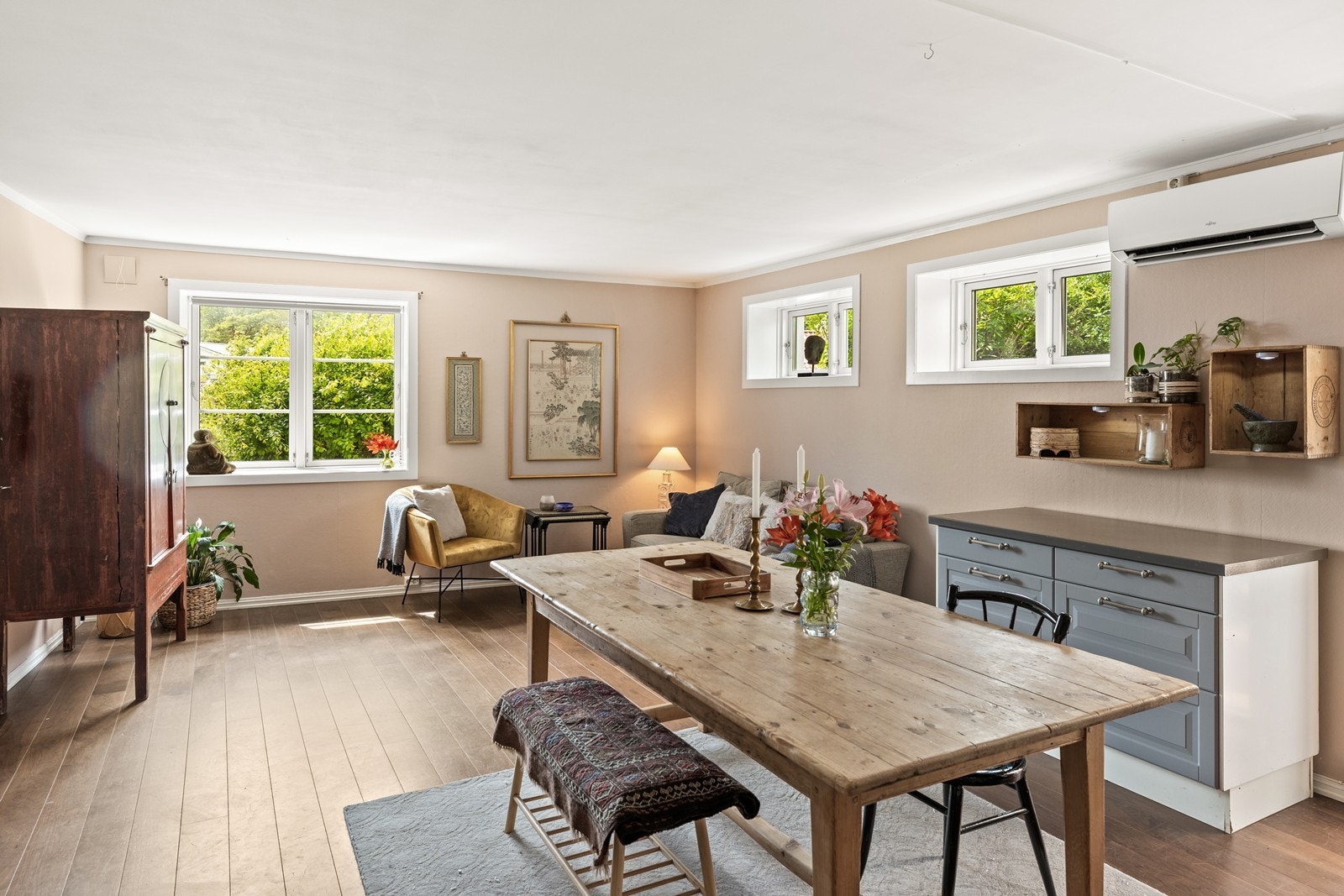 Det er både peisovn og varmepumpe i den åpne kjøkken- og stueløsningen som bidrar til god og lun varme på kalde dager. Galleribilde