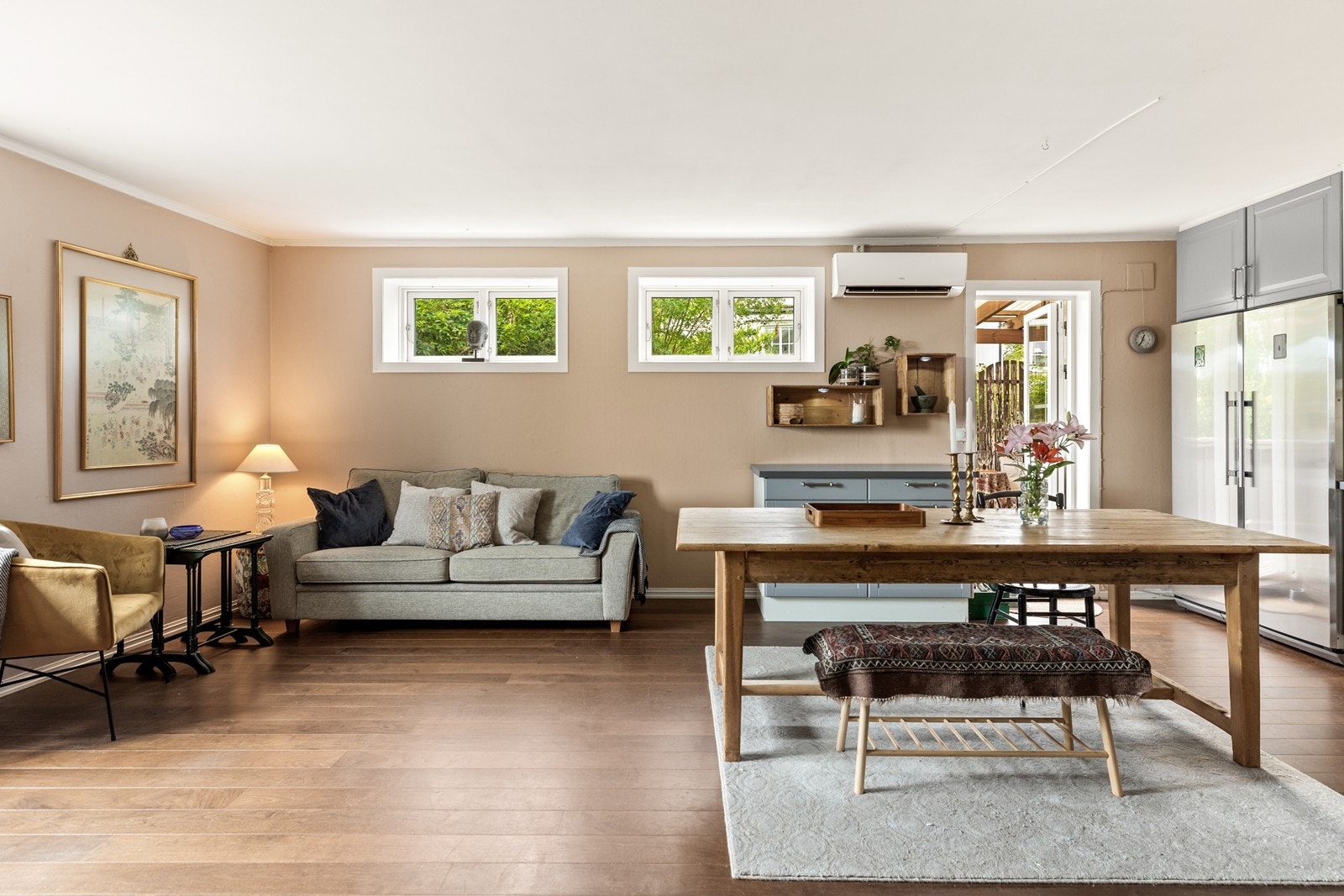 Stuen har åpen løsning mot kjøkkenet og det er plass til både sofa og spisestue. Galleribilde