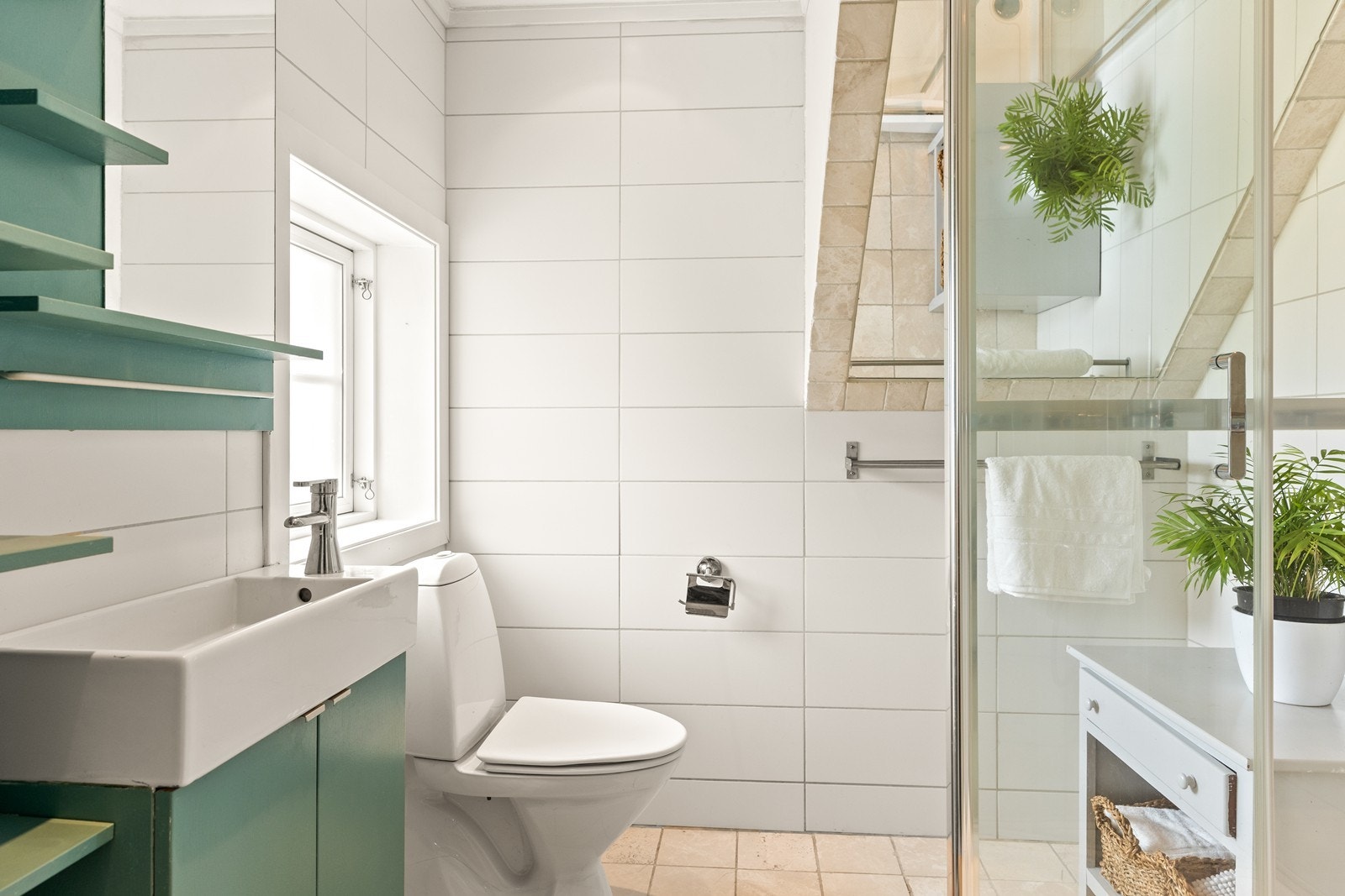 Bad med toalett, dusj og servant med underskap. Galleribilde