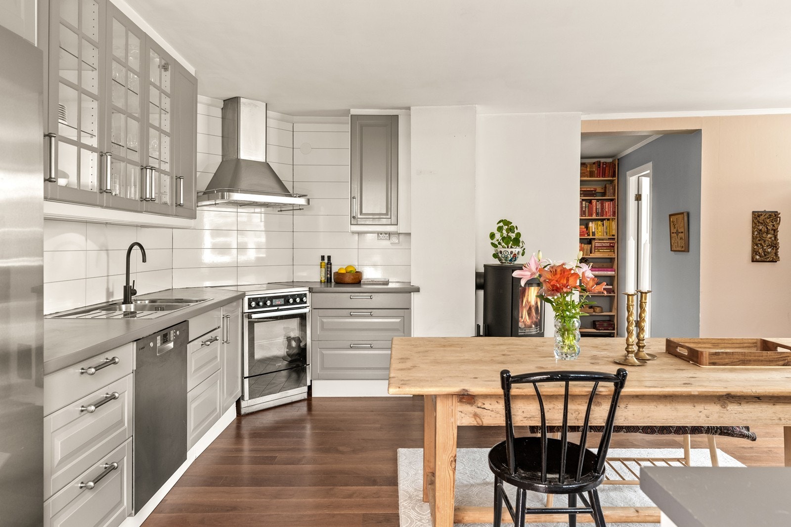 Kjøkkenet har profilerte fronter og laminat benkeplate. Galleribilde