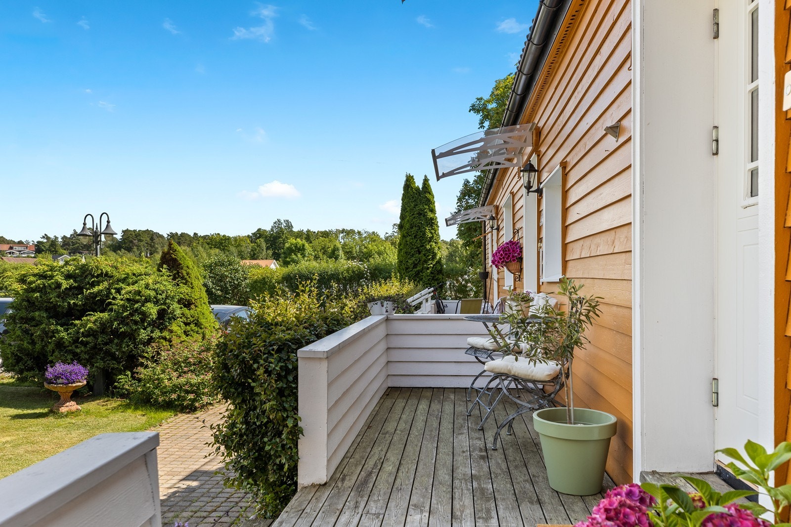 Velkommen til et hyggelig inngangsparti med utsyn mot pent opparbeidet fellesarealer. Galleribilde