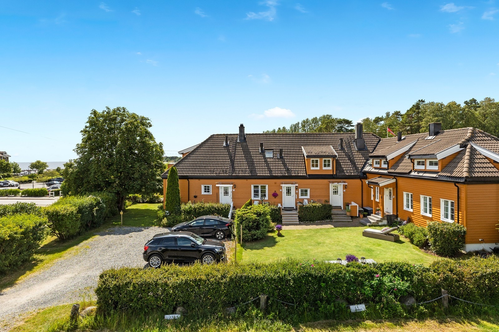 Sameiet består av 5 leiligheter. Fellesområdene er pent opparbeidet og det er kort gangavstand til sjøen, badestrand, Losen og Støtvig hotell for å nevne noe Galleribilde