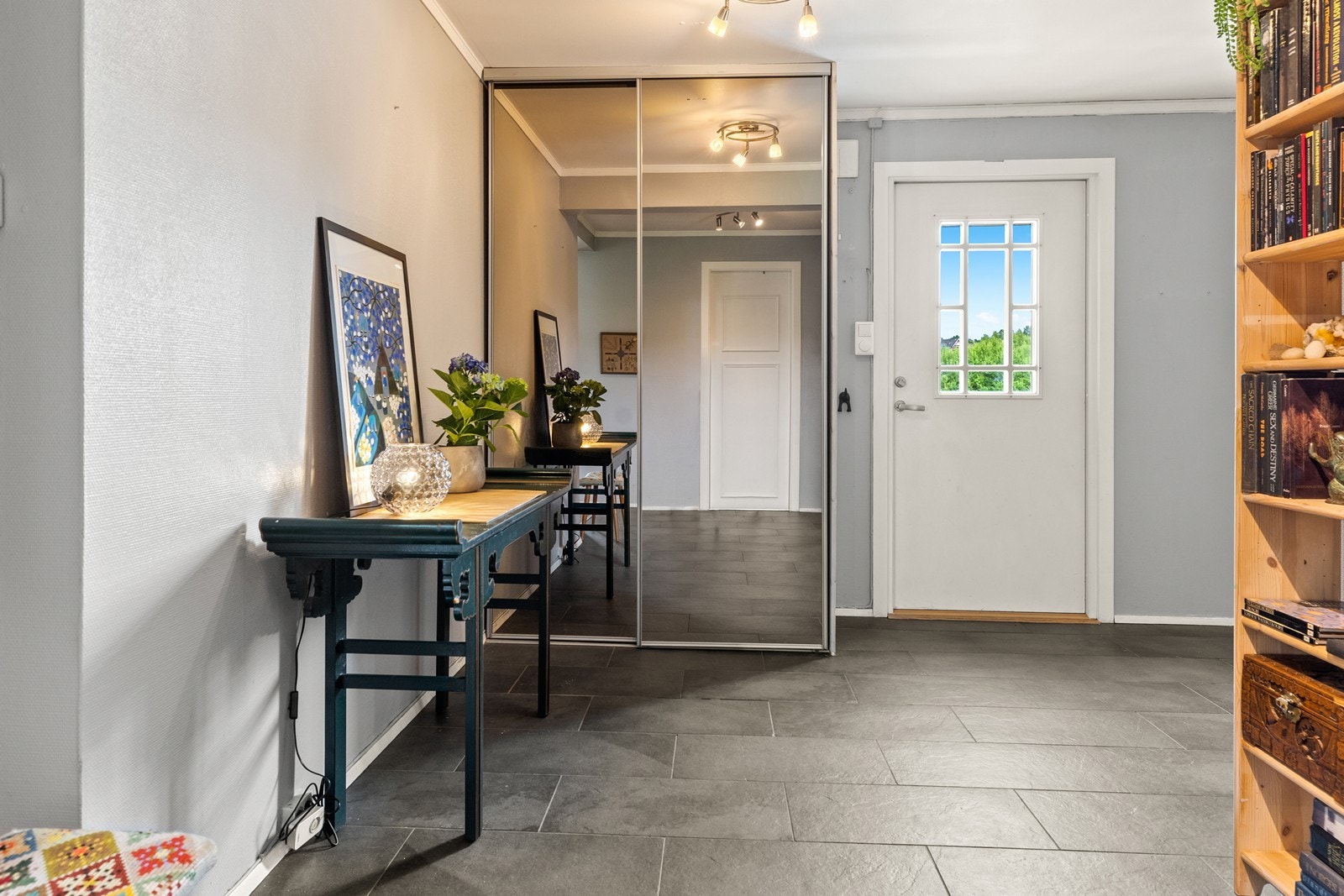 Velkommen inn i en entré som har plass til oppheng av ytterklær og noen sko i garderobeskapet. Galleribilde