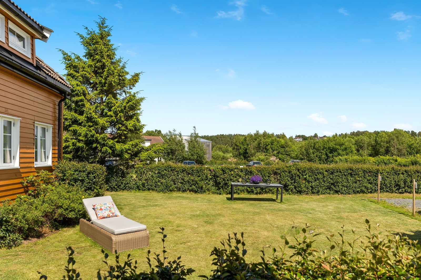 Fellesarealene til sameiet er pent opparbeidet med bla. gressplen og hekker. Galleribilde