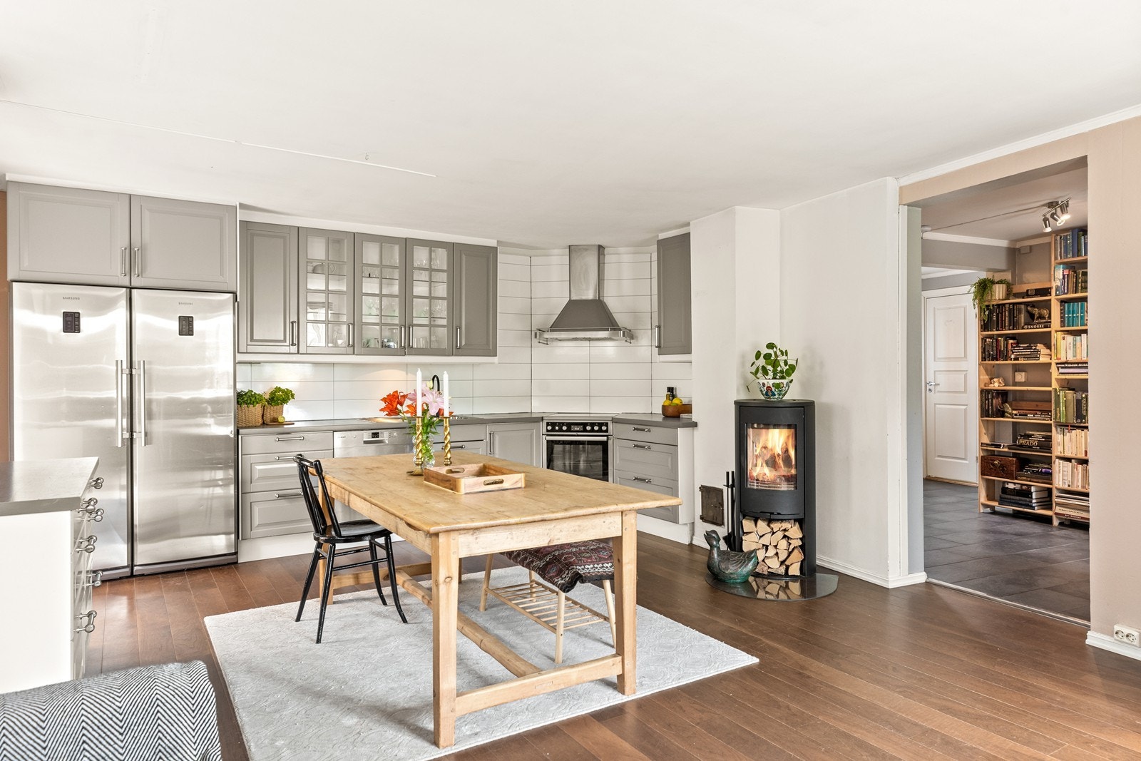 Kjøkkenet har godt med skap og skuffer til kjøkkenartikler. Galleribilde