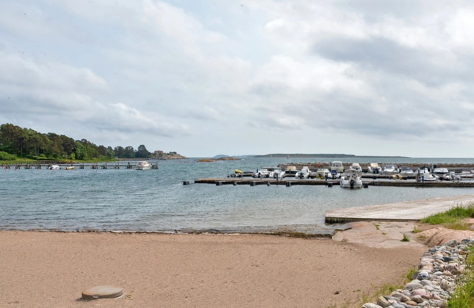 En av flere flotte strender i Larkollen, denne finner du rett ved Støtvig hotell. som er like ved leiligheten! Galleribilde