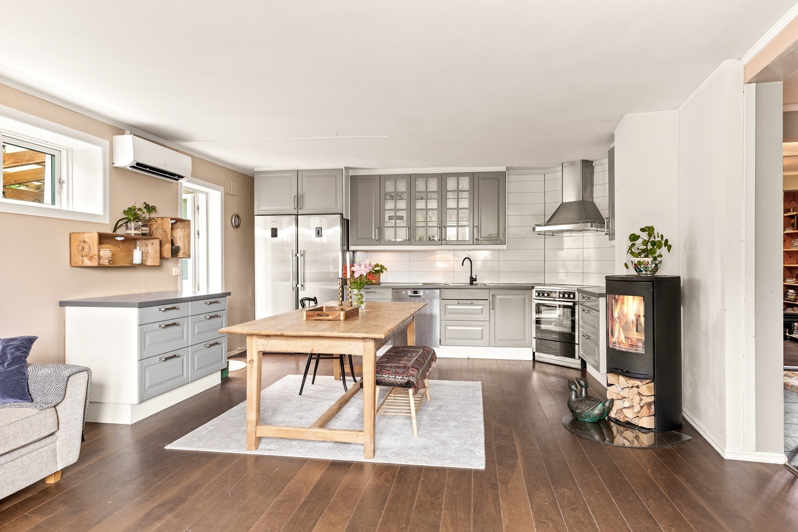 Den åpne løsningen mot kjøkkenet er både praktisk og arealeffektivt. Galleribilde