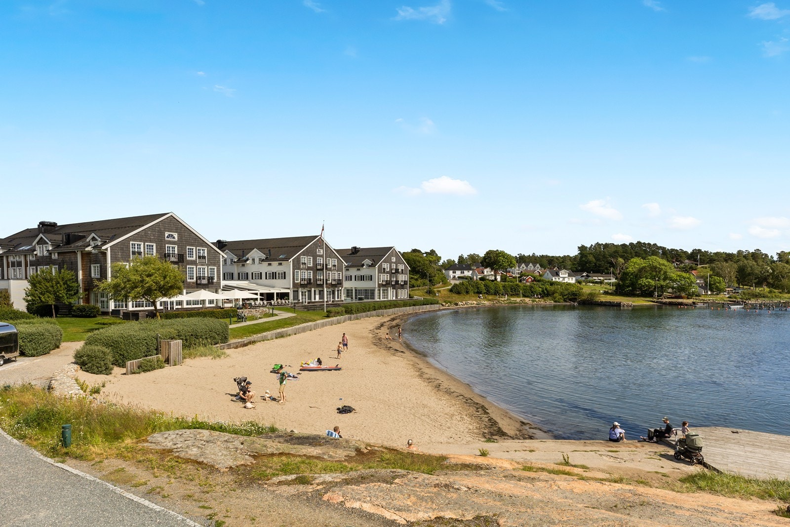 Det er kort vei til Støtvig hotell og stranden som ligger like ved boligen. Galleribilde