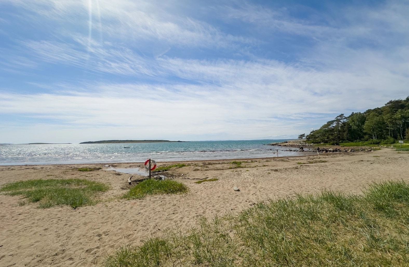Det er flere nydelige strender i nærområdet, her er bilde fra Langstranda. Galleribilde