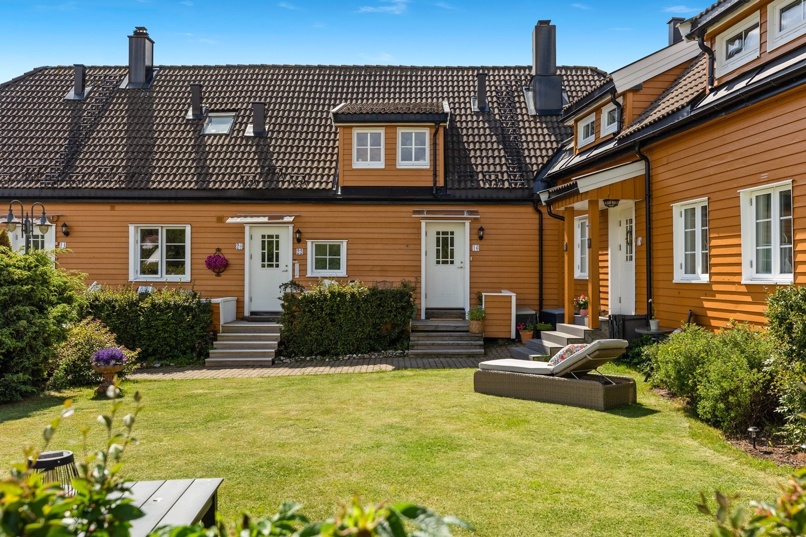 Leiligheten er beliggende i et ærverdig og sjarmerende boligbygg mitt i hjertet av Larkollen. Galleribilde