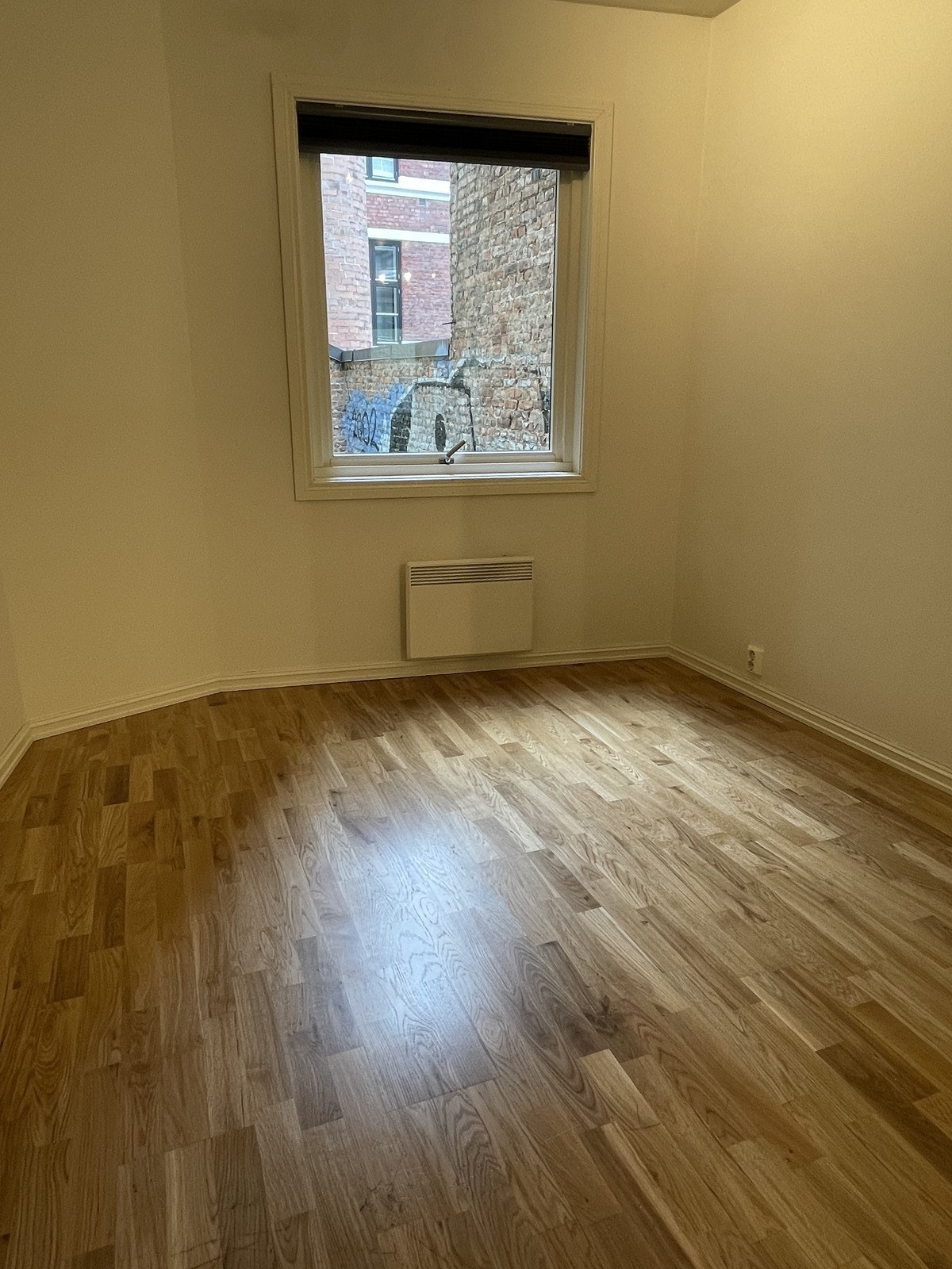 Stort og romslig hovedsoverom med plass til dobbeltseng. Vender mot rolig bakgård. Galleribilde