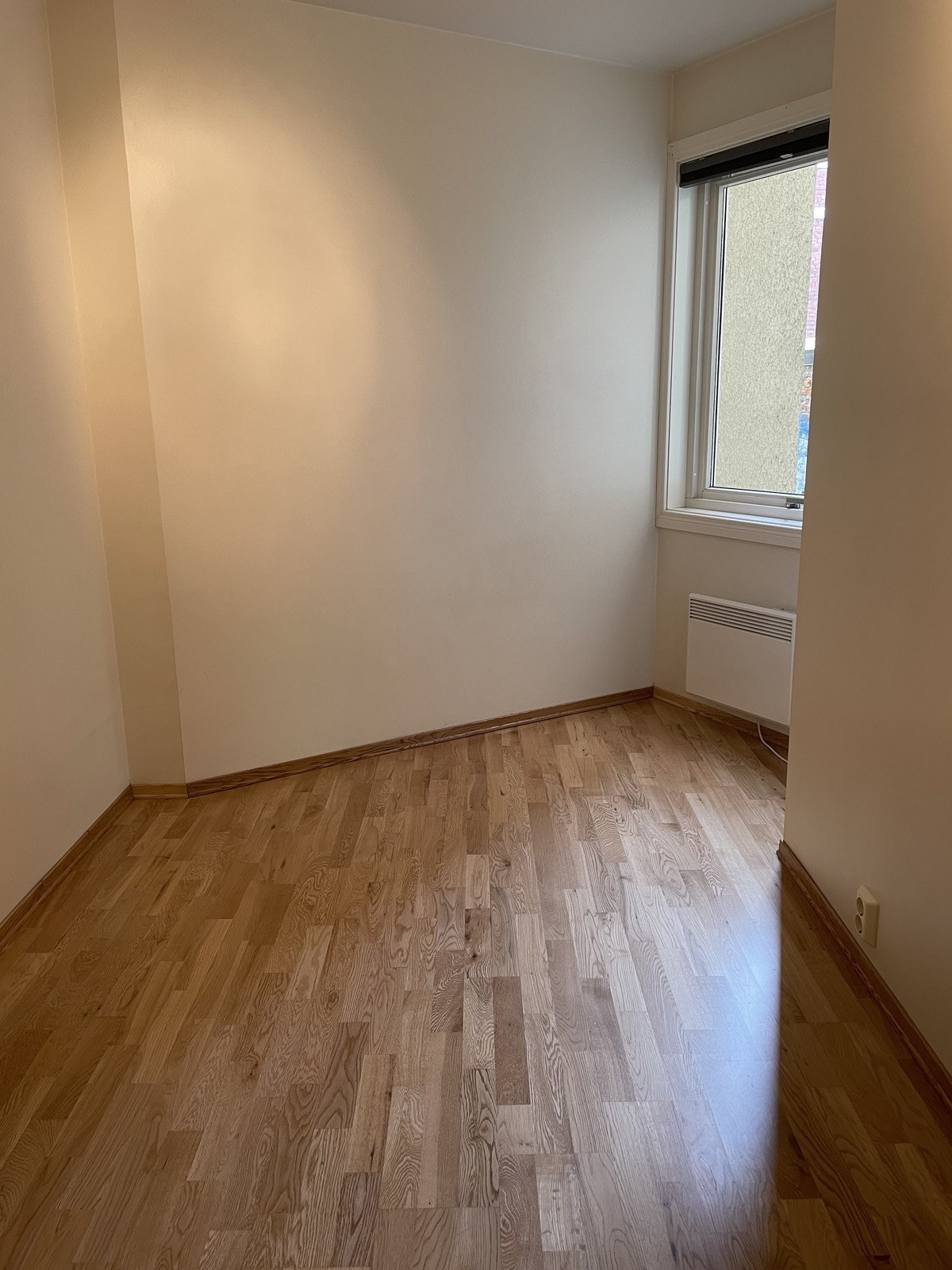 Soverom nr.2 med vender mot rolig bakgård. Galleribilde