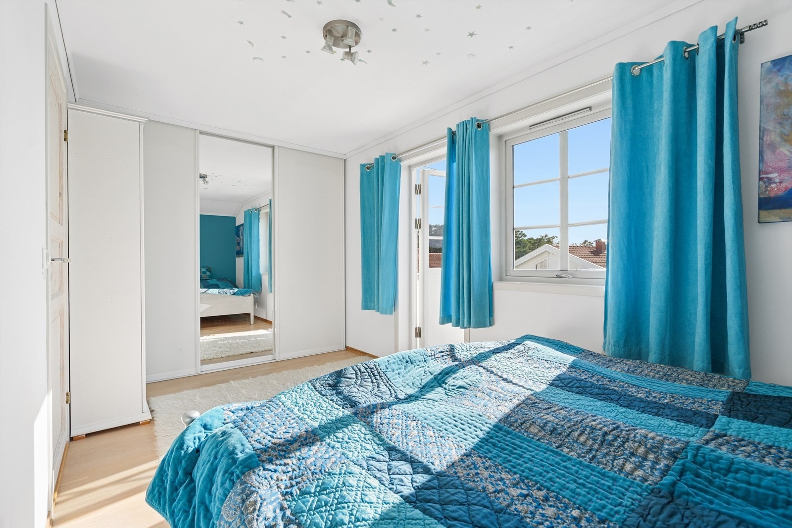 Oppe i 2 etg er det i dag 2 soverom men det kan med enkle grep gjøres om til 3 soverom. Galleribilde