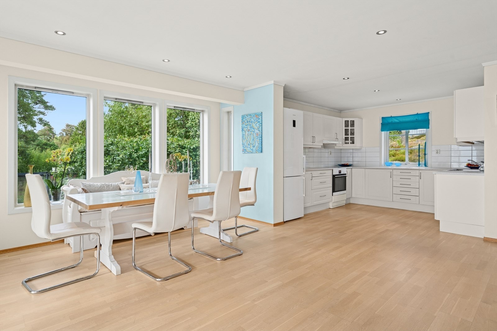 Kjøkkenet ligger i åpen løsning. Galleribilde