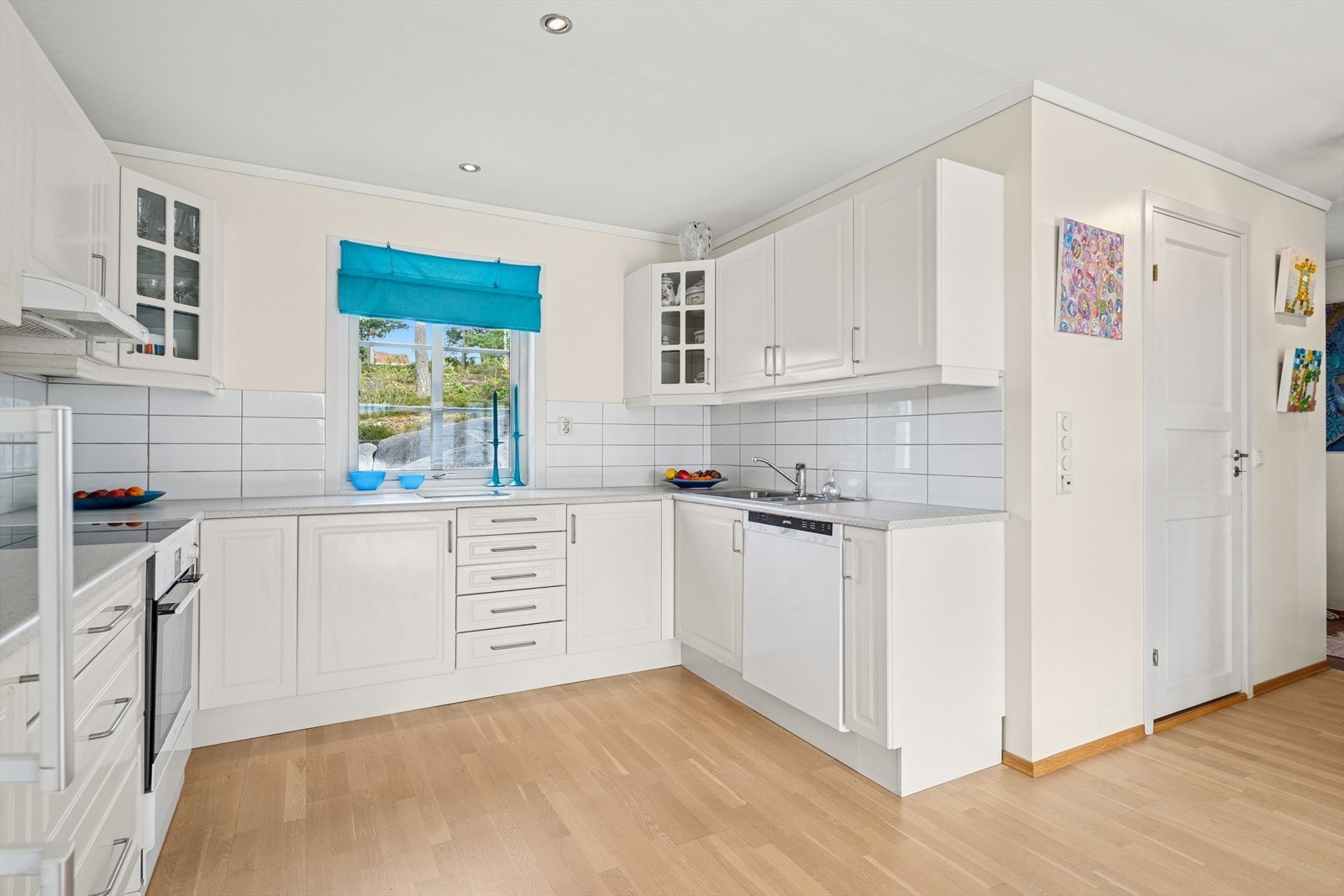 Kjøkkenet har innredning med profilerte fronter og benkeplate i laminat. Galleribilde