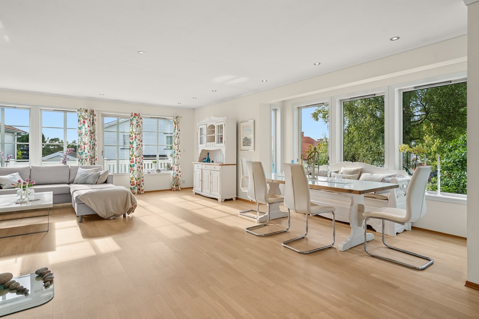 Her er det god plass til å dekke opp til selskap. Galleribilde