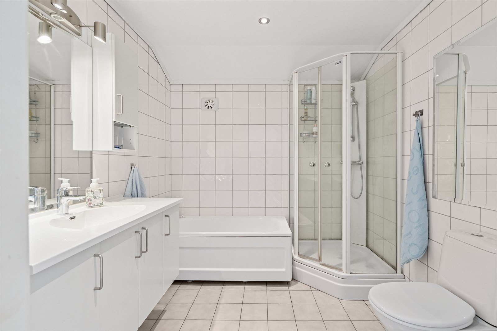 Baderommet har innredning med nedfelt servant, toalett, dusjkabinett og badekar. Galleribilde