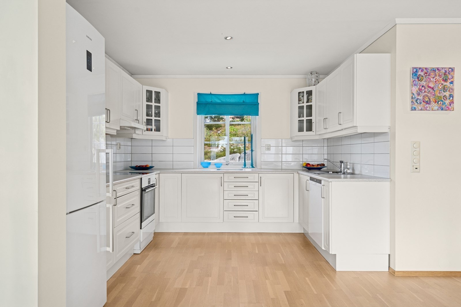 Det er kjøleskap, oppvaskmaskin og komfyr. Oppvaskmaskin er delvis integrert. Galleribilde