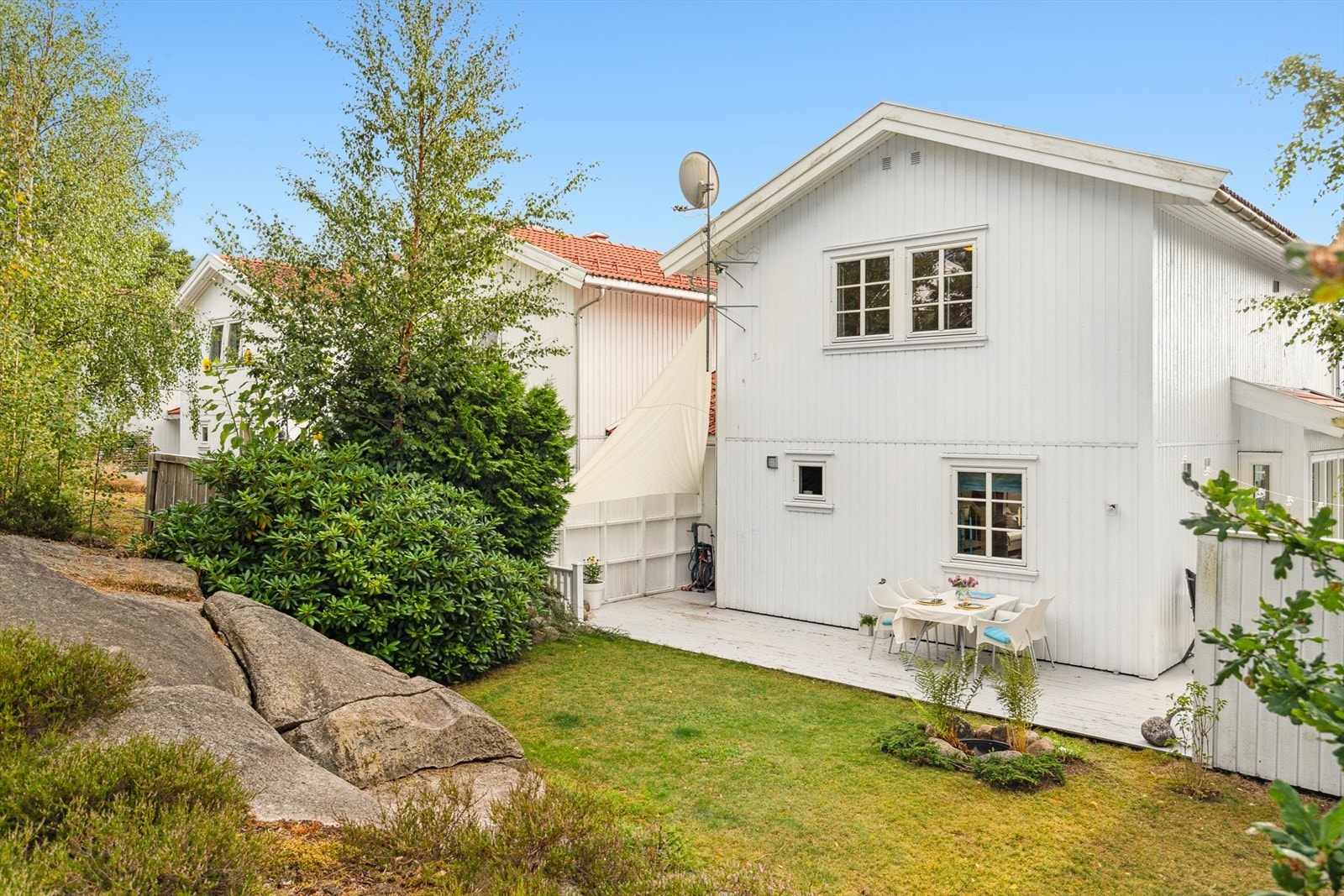 Hyggelig bakhage, her kan gartneren kose seg. Galleribilde